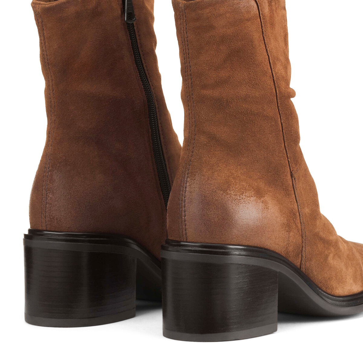 MJUS<br>Bota de cano curto em couro plissado com bico fino