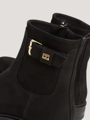 Botas de cano curto em nobuck com detalhe de cinto essencial