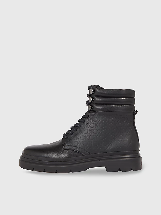 Botas de couro com logotipo