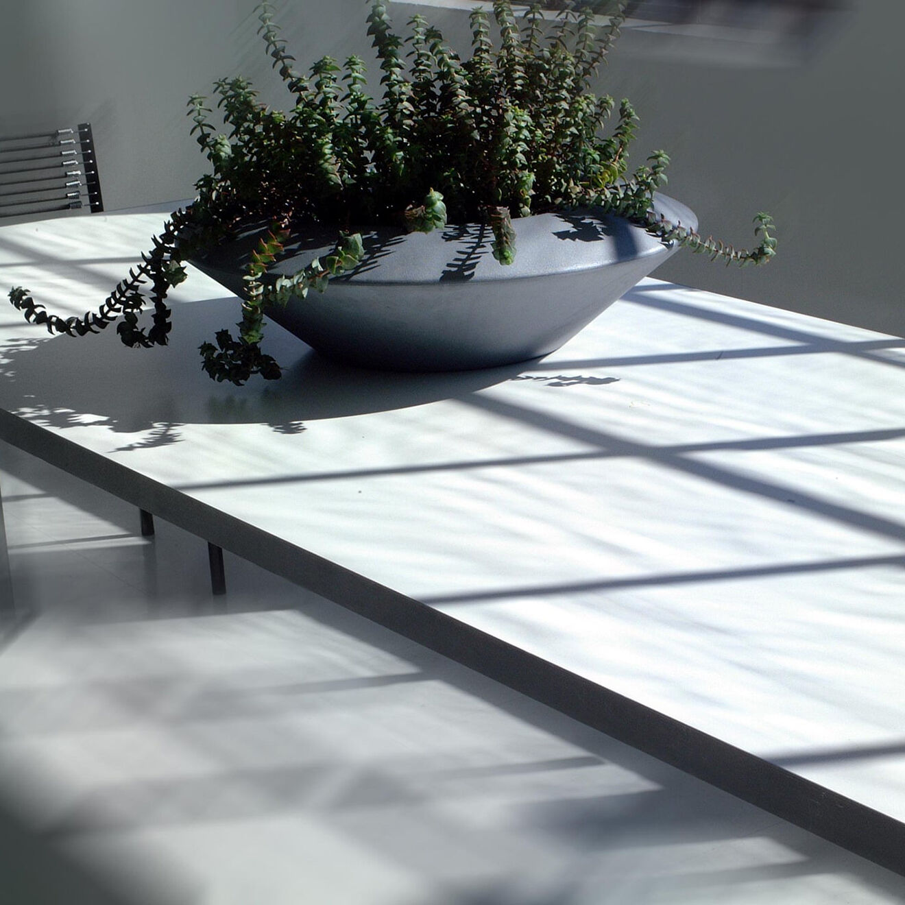 Serralunga Pot en orbite design par alberto meda anthracite - D.68x20 cm