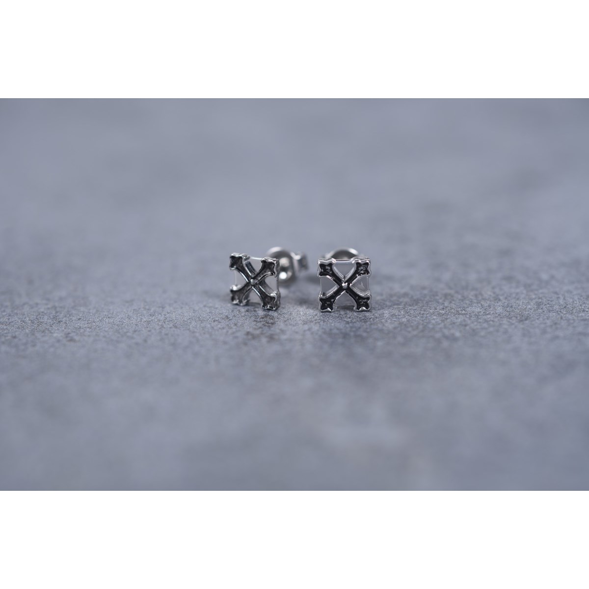 Boucles d'oreilles clous Jin en PVD