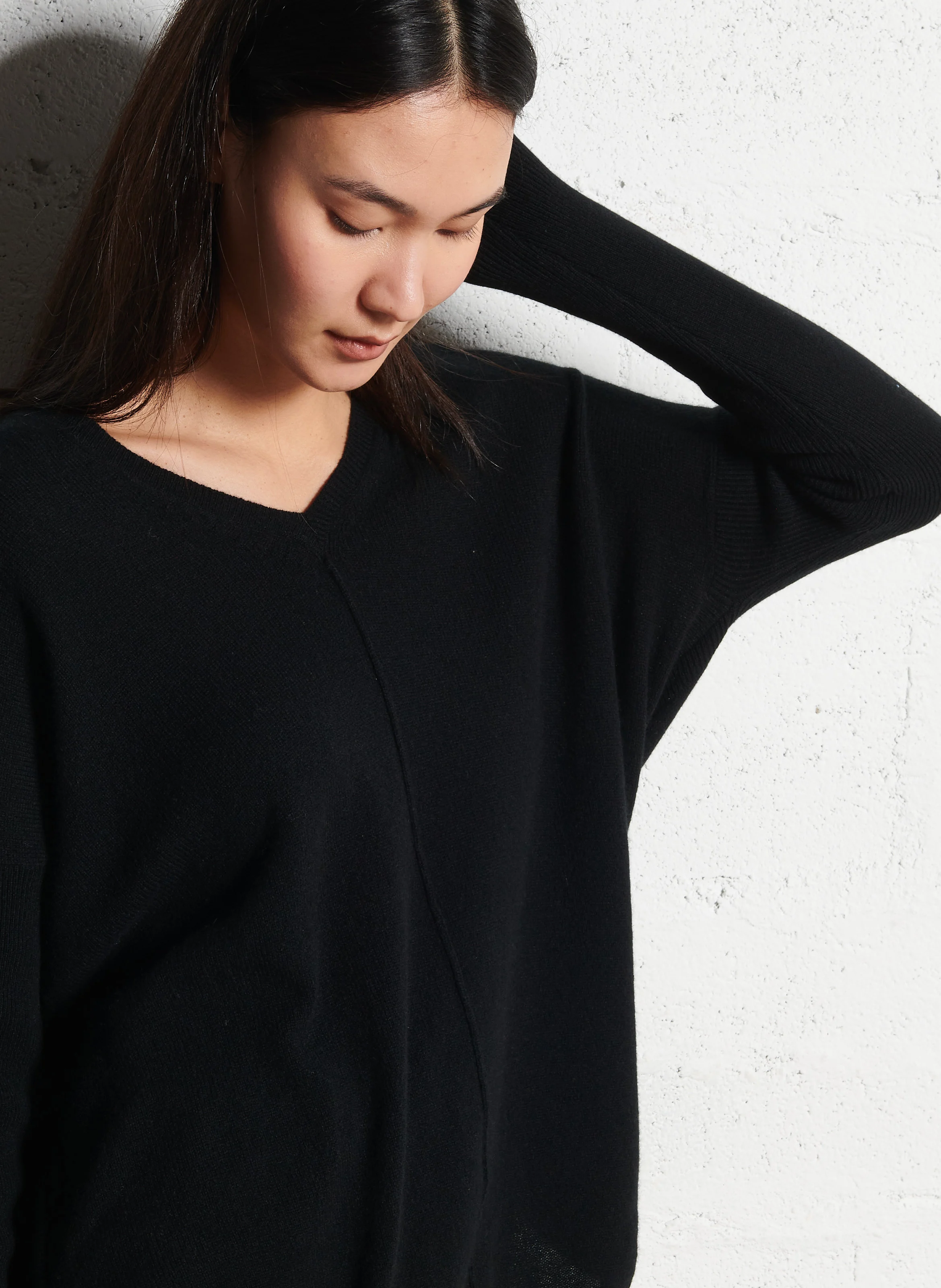 MISHA - Pull col V oversize en cachemire | Noir