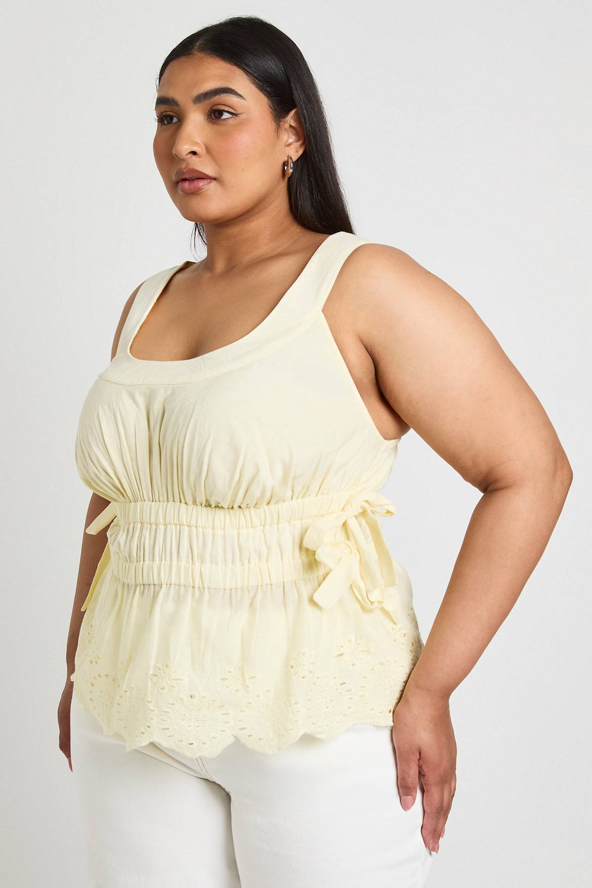 boohoo Haut Caraco Grande Taille À Détails Découpés, Nœuds Et Fronces