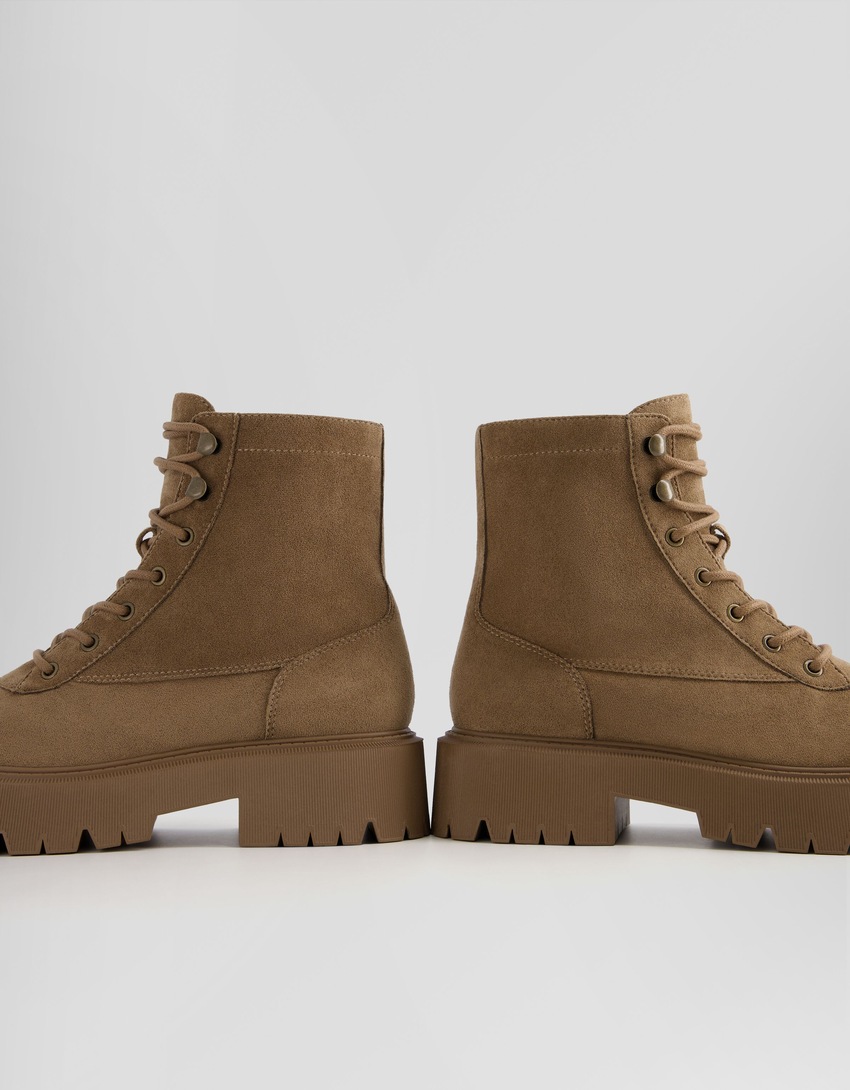 Botas de cano curto com plataforma e cadarço