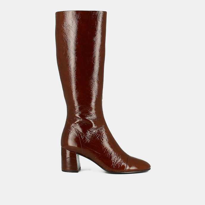Bottes à talons et bouts pointus  en cuir brillant marron