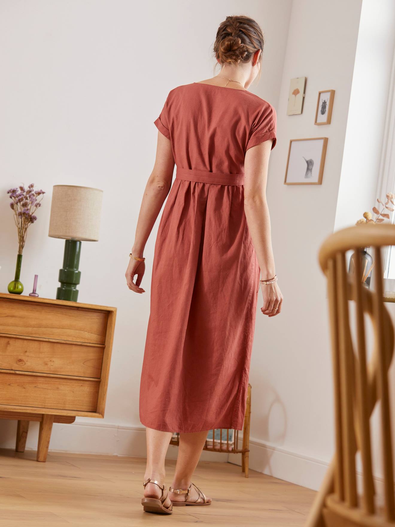 Vestido longo envelope em algodão e linho, ideal para gestantes e lactantes, cor vermelha lisa tamanho médio.