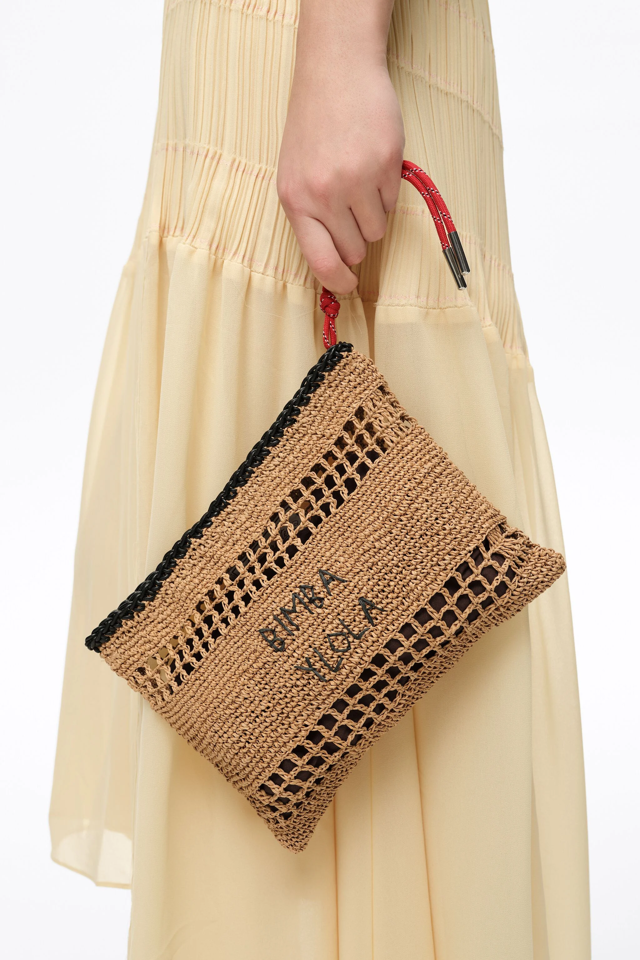 Bolsa de tamanho médio em tom natural escuro com efeito ráfia.