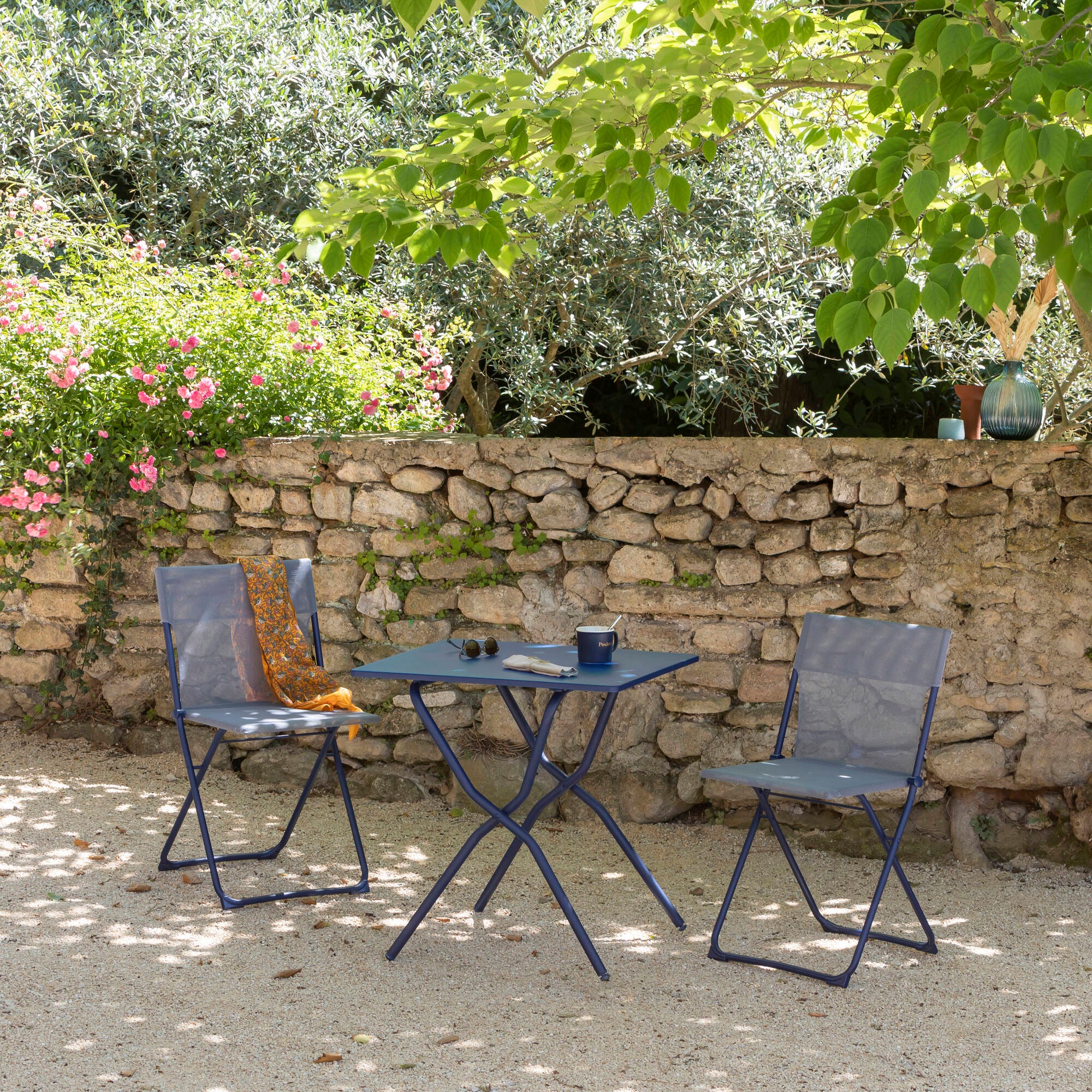 Set 1 quadratischer klappbarer Gartentisch, 2 ultrakompakte Klappstühle Balcony Stahl Indigo-Indigo