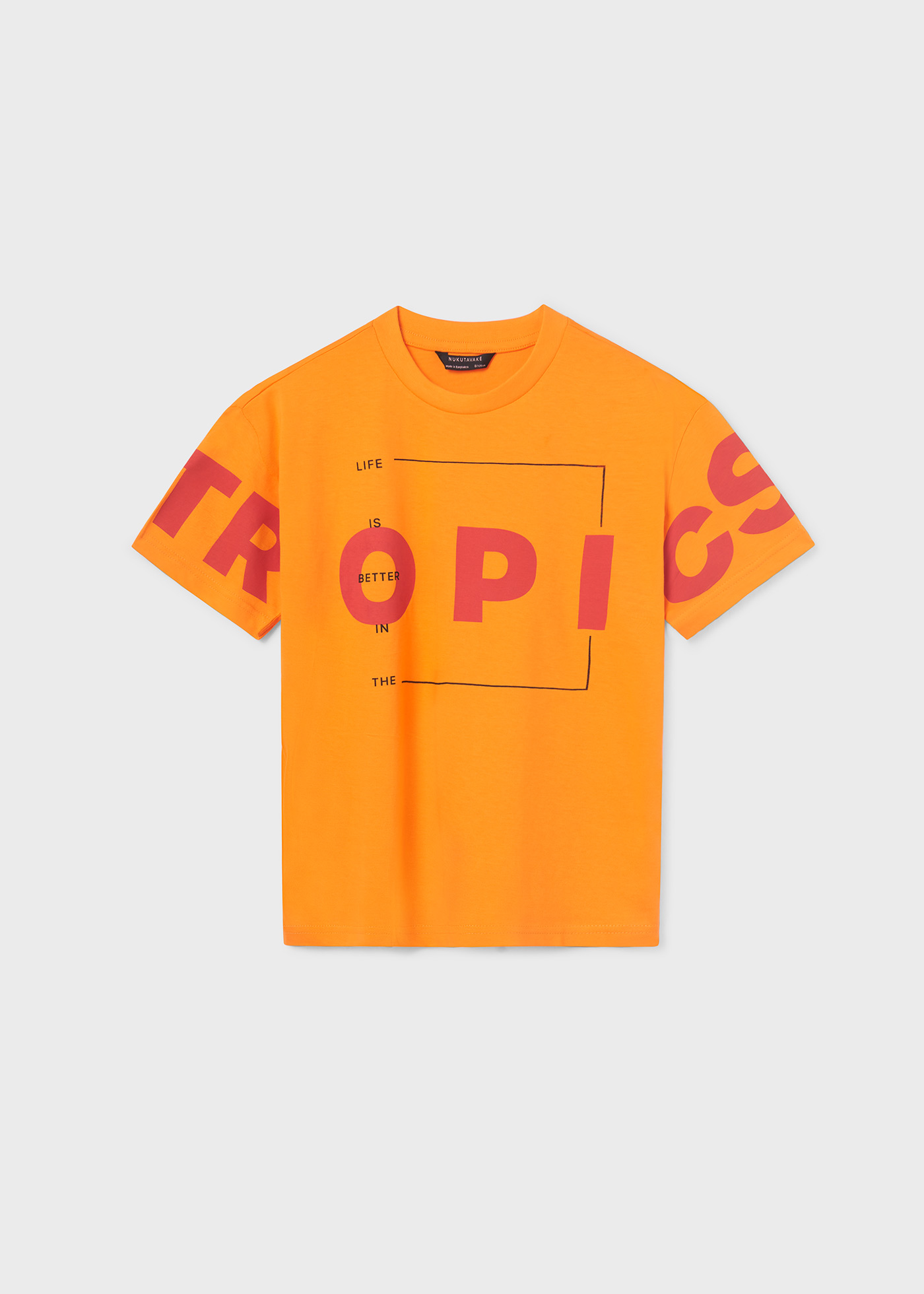 Camiseta infantil com estampa sustentável em algodão.