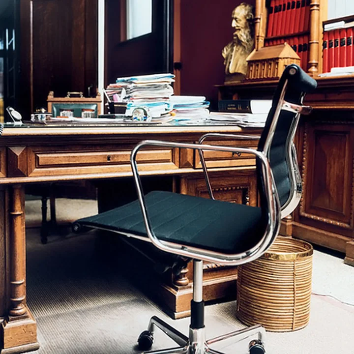 Vitra - EA 117 Bürostuhl Chrom mit Armlehnen, drehbar, Hopsak nero (Hartbodenrollen)
