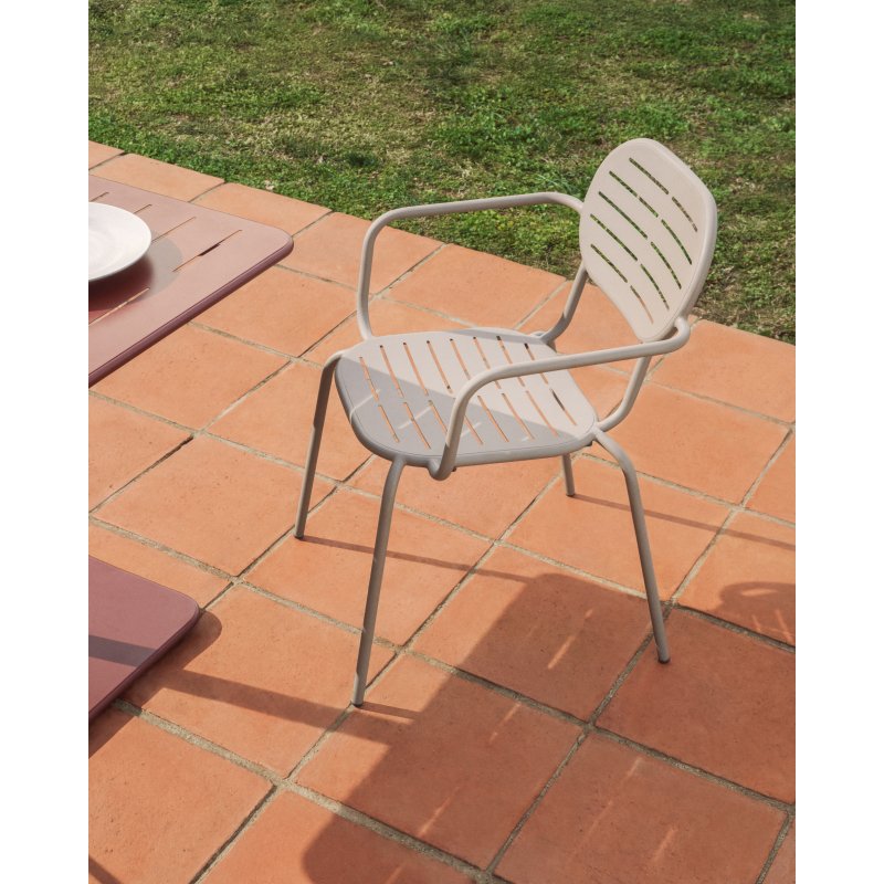 Chaise empilable d’extérieur Brai avec accoudoirs en acier galvanisé taupe