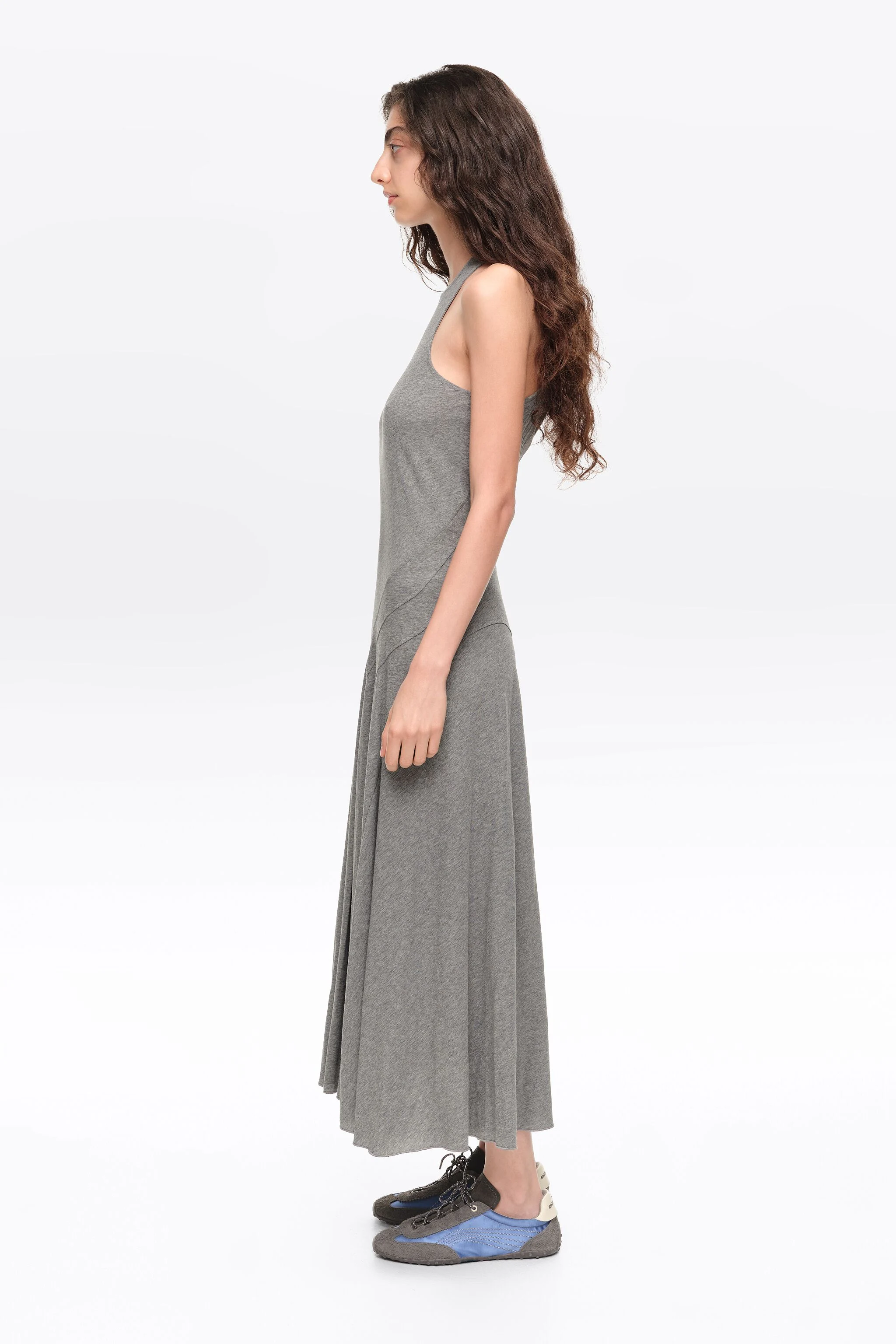 Vestido midi sem mangas em tom cinza mesclado