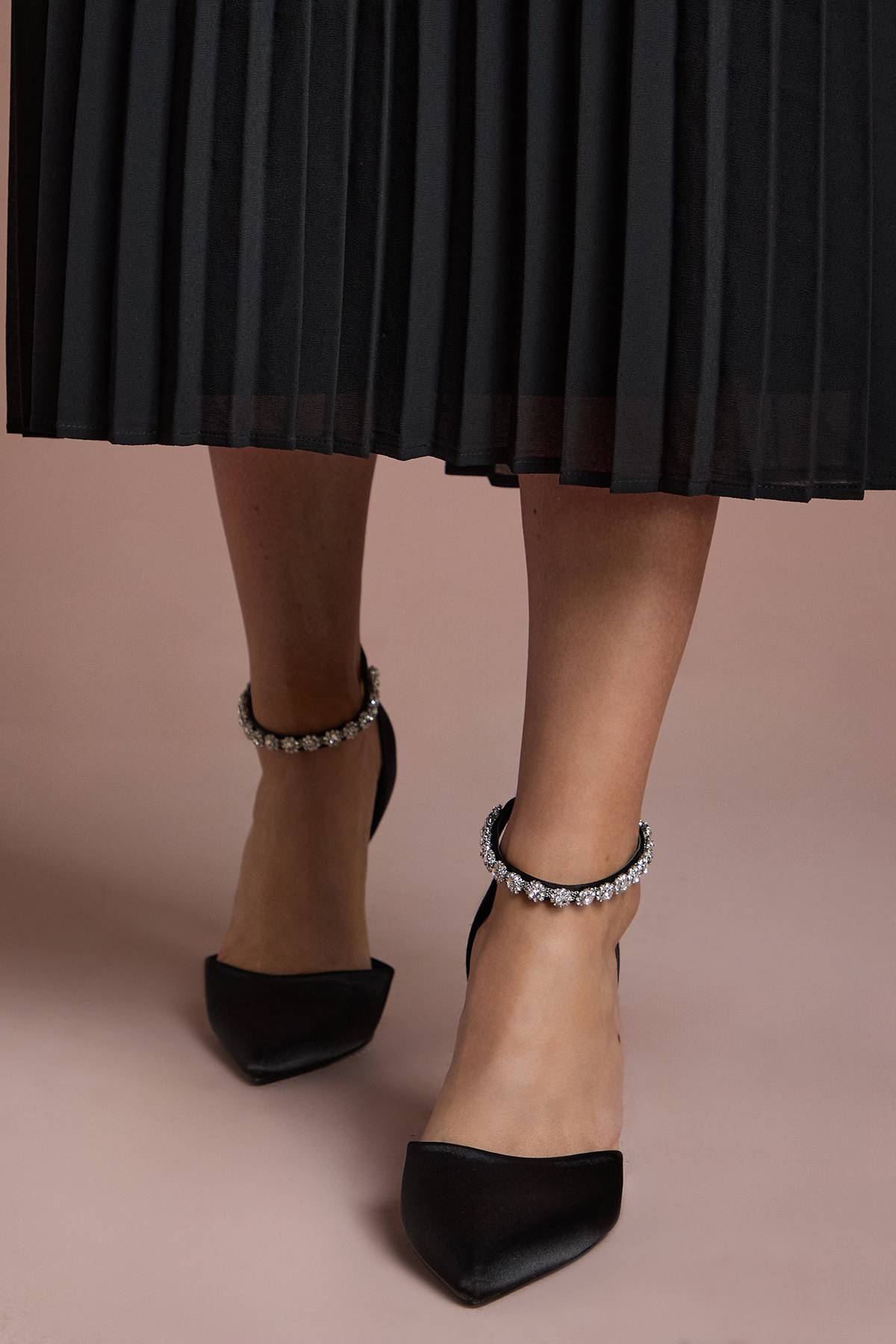 Coast Escarpins à Talon Aiguille Haut Tatiana en Satin avec Chaînette Ornée de Bijoux - Coupe Large