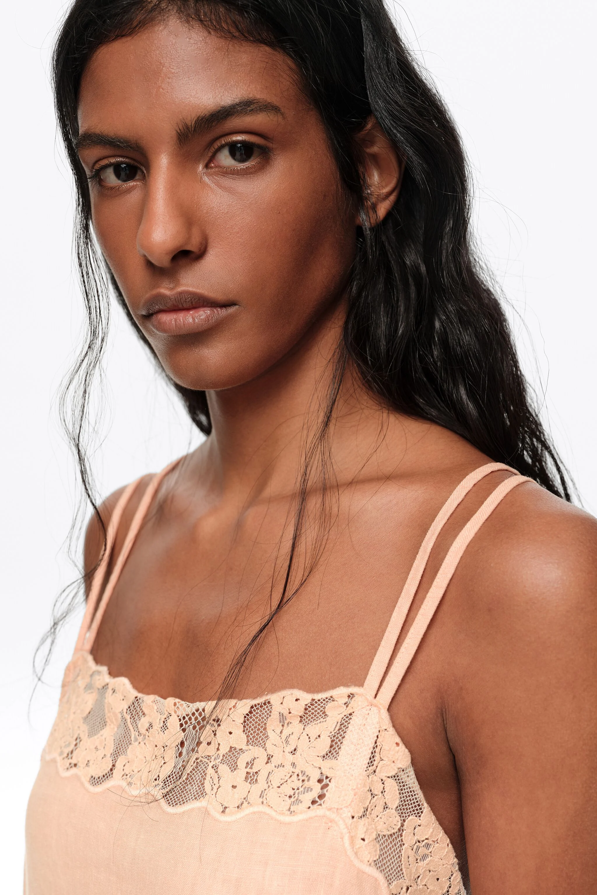 Vestido midi de linho lavado na cor laranja com renda.