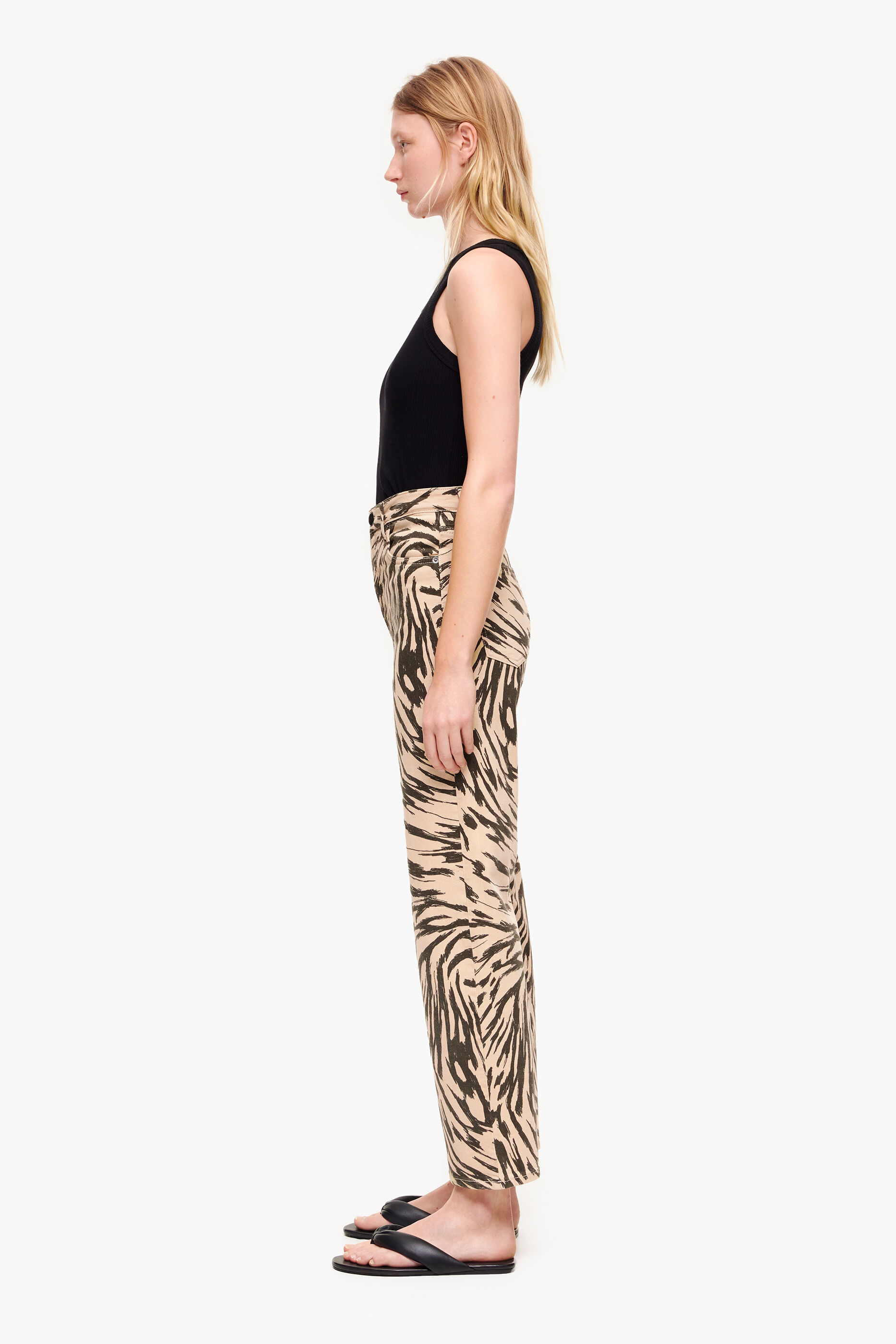 Calça jeans reta cropped com estampa de asa de borboleta natural