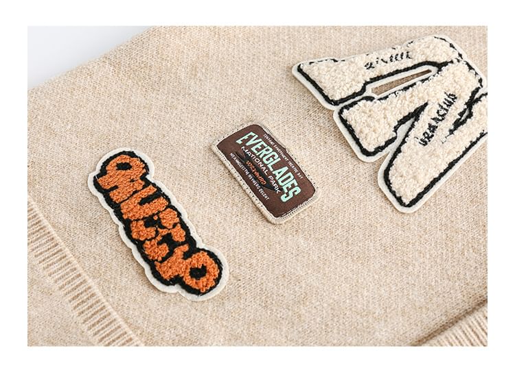 Shineon Studio - V-hals vest met geborduurde beer en zakdetail