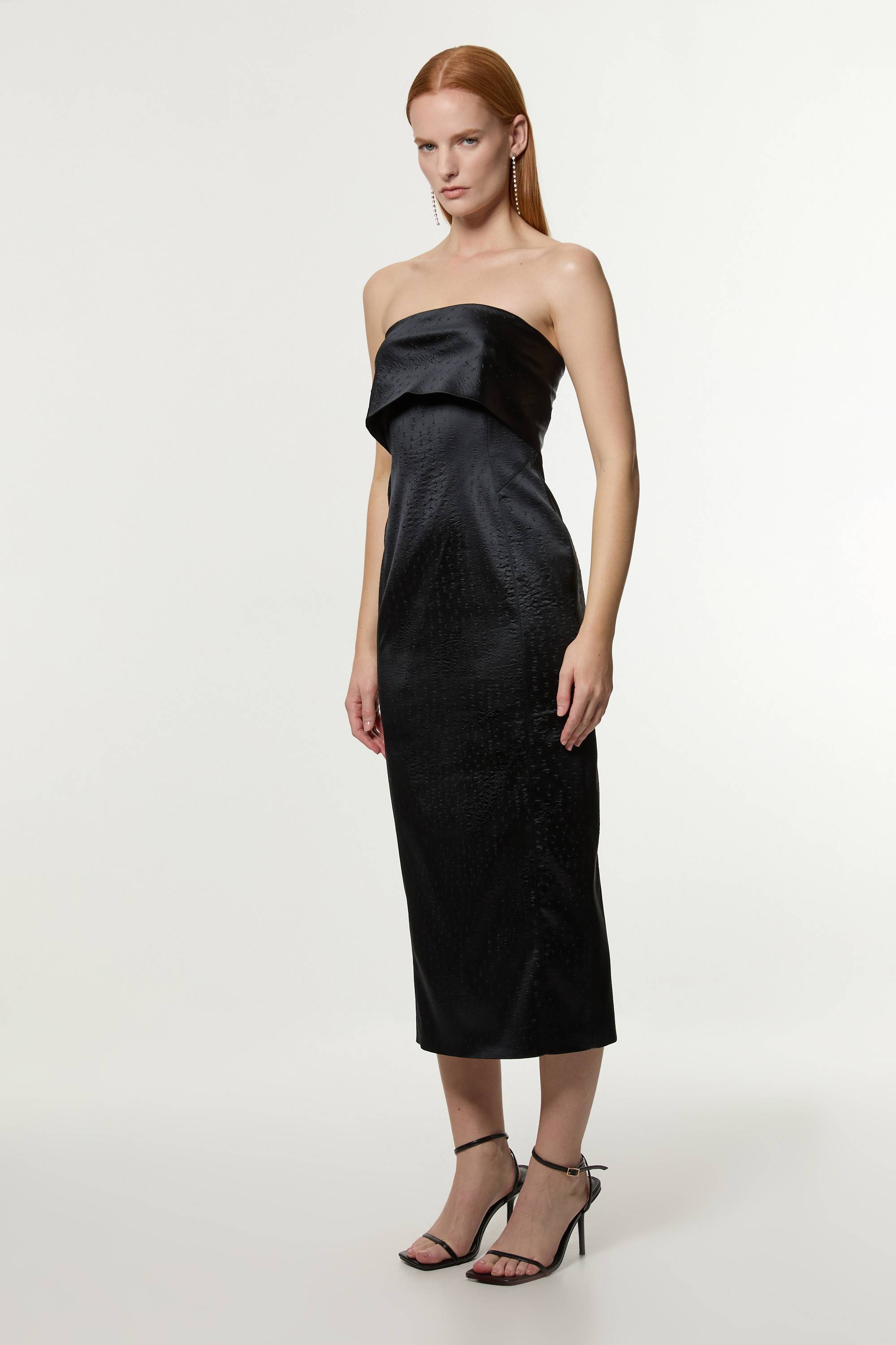 KarenMillen Robe Maxi Tailleur en Satin Structuré et Texturé à Bandeau, d'inspiration italienne pour grandes tailles