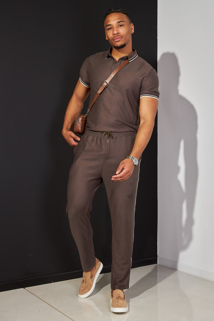 Ensemble 2 pièces polo + pantalon marron à détail blanc