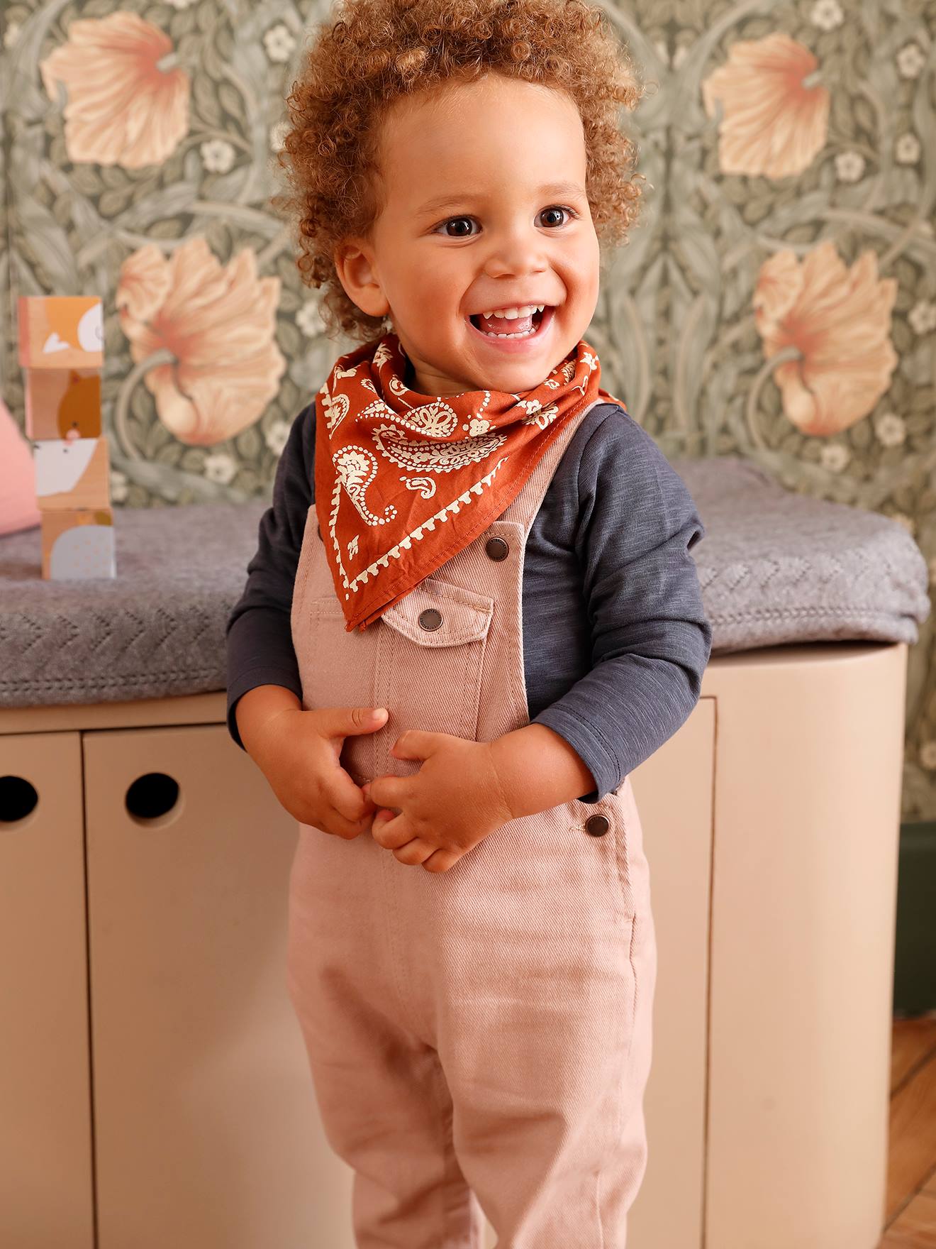 Conjunto para bebê composto por jardineira, camiseta e bandana, bege liso tamanho médio