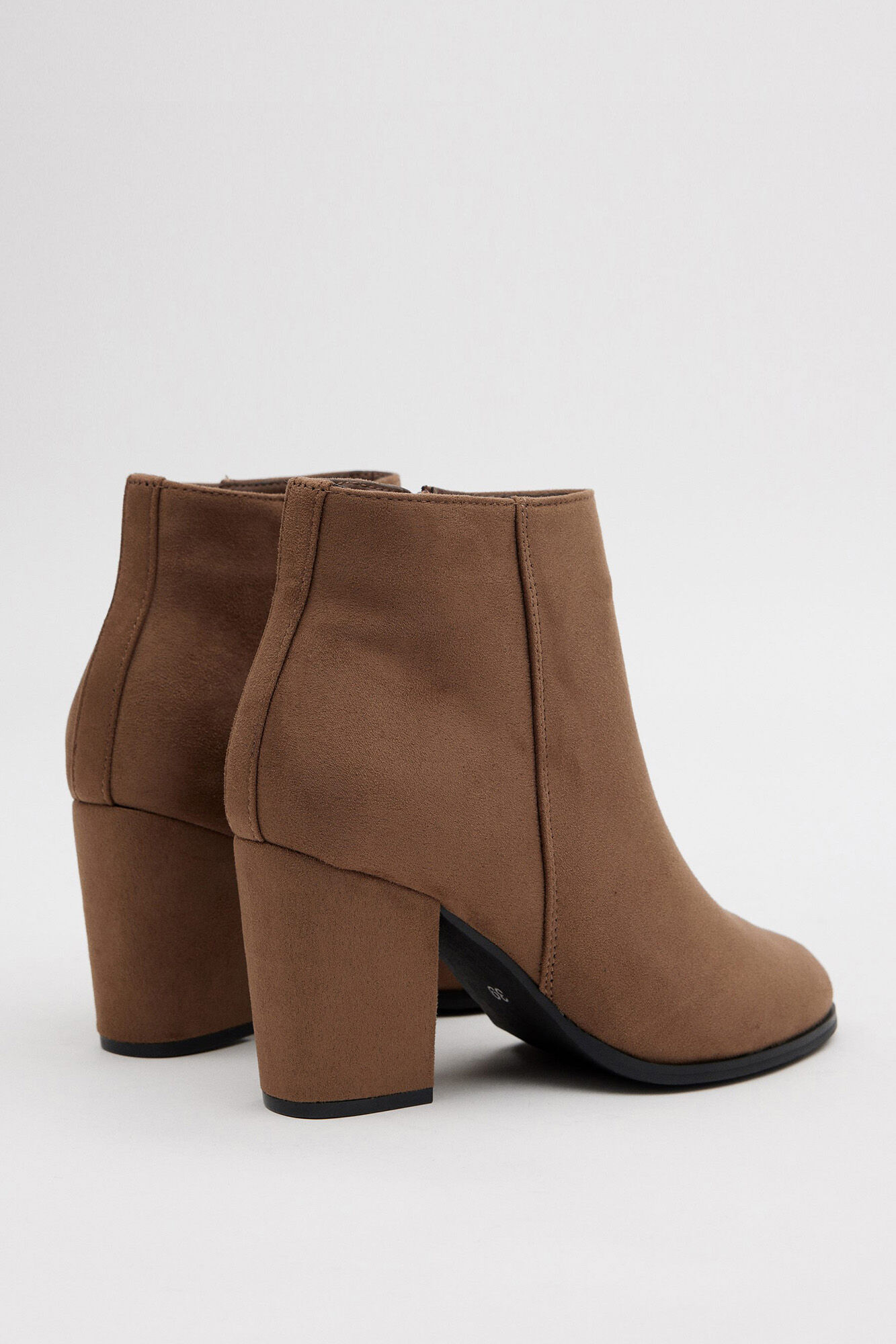 Bota básica de cano curto com salto de 8 cm