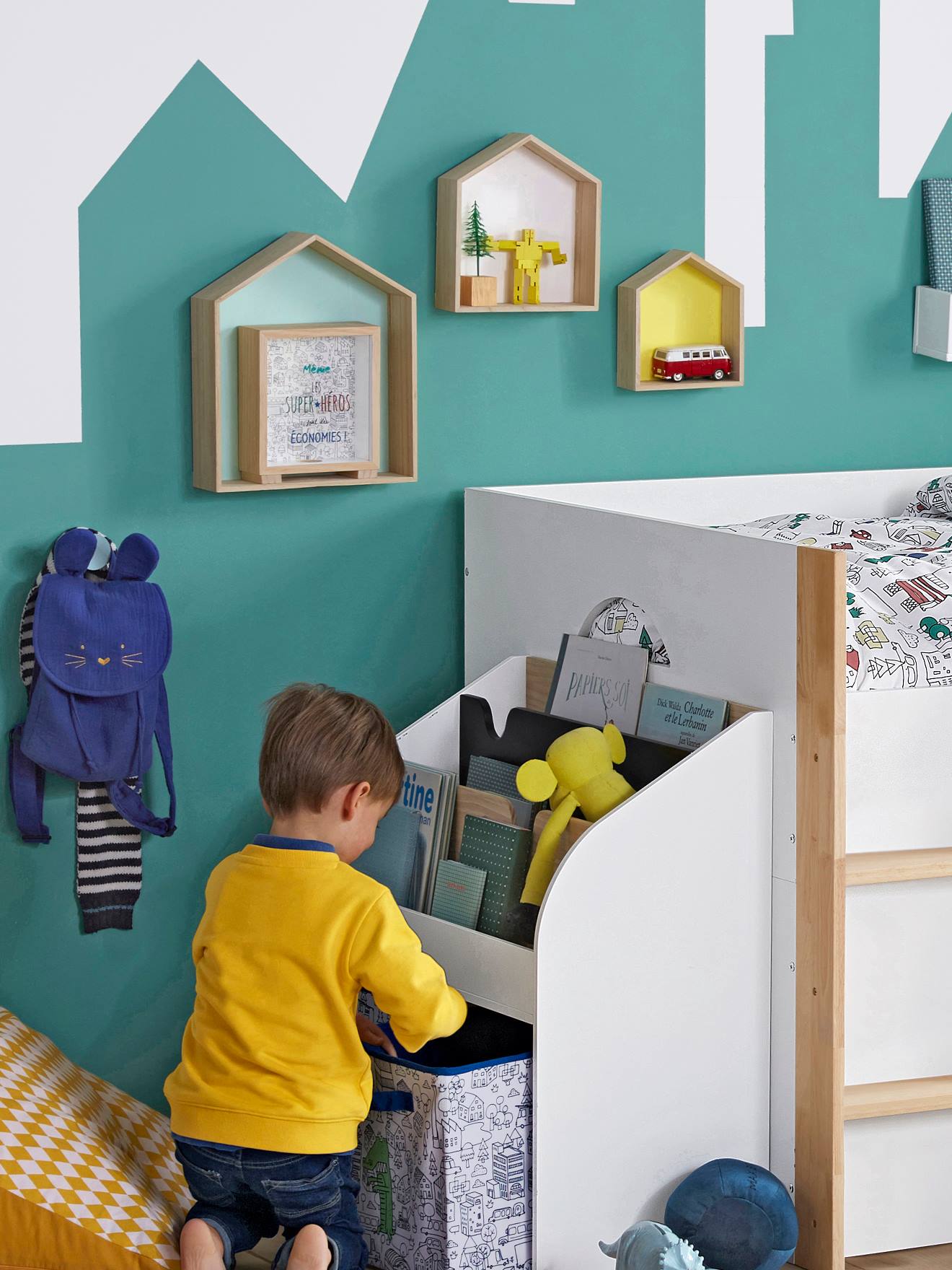 Conjunto de 3 prateleiras de madeira multicoloridas em formato de casa.
