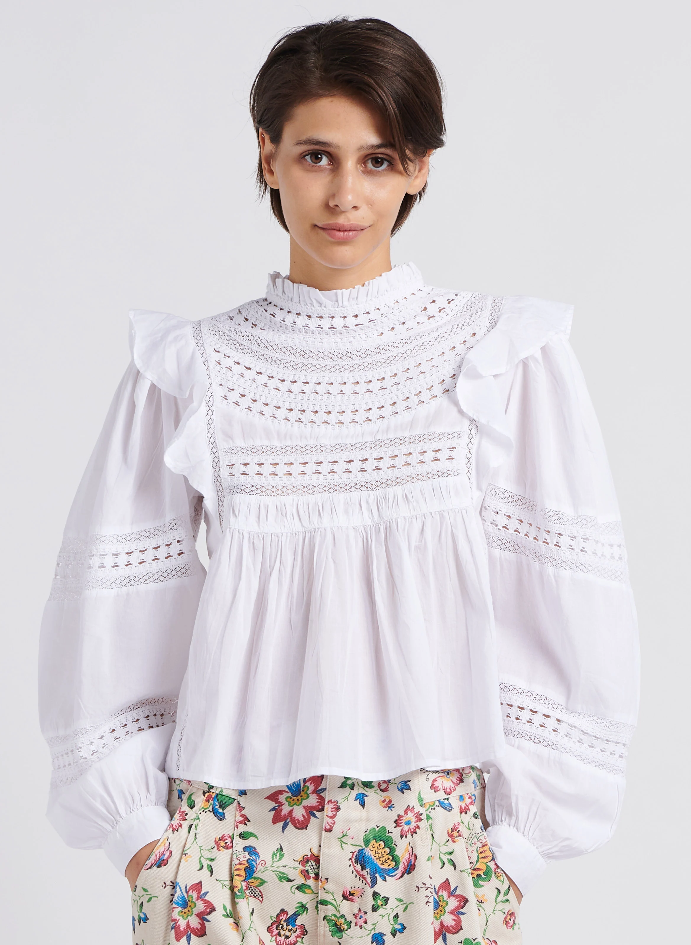 NAYA - Blouse col montant brodé à volants en coton | Blanc