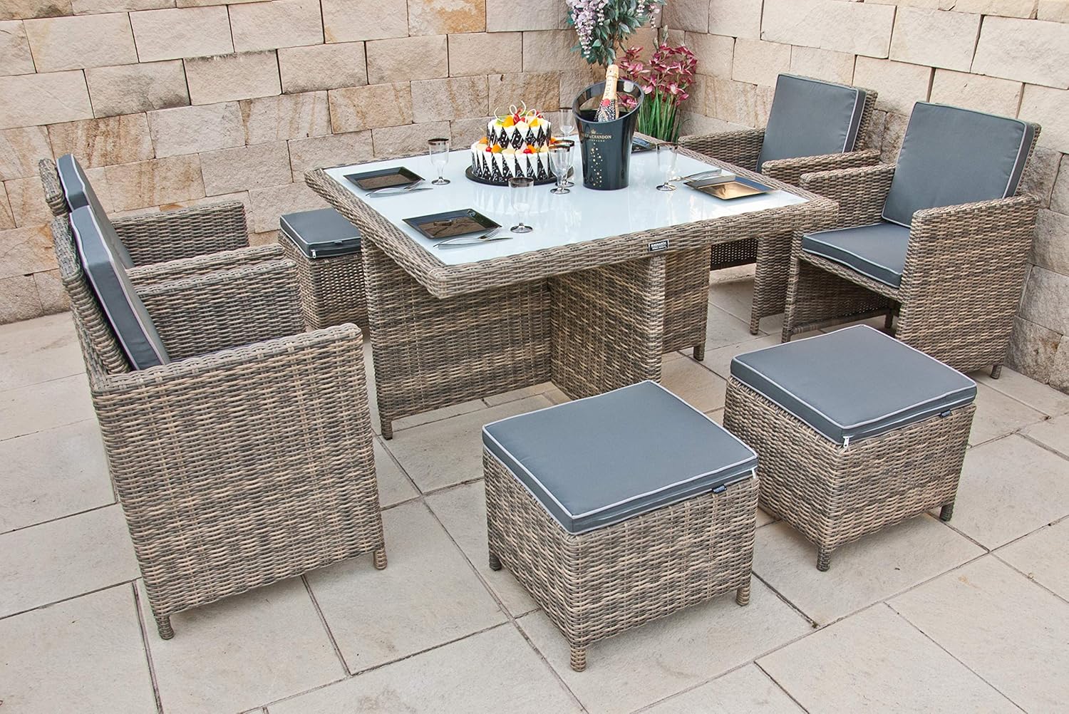 Ragnarök PolyRattan - DEUTSCHE Marke - EIGENE Produktion - 8 Jahre Garantie - Gartenmöbel Essgruppe Tisch 4 Stuhl Hocker 12 Polster Grau Rostfrei Aluminium Natur Dining Würfel Glas