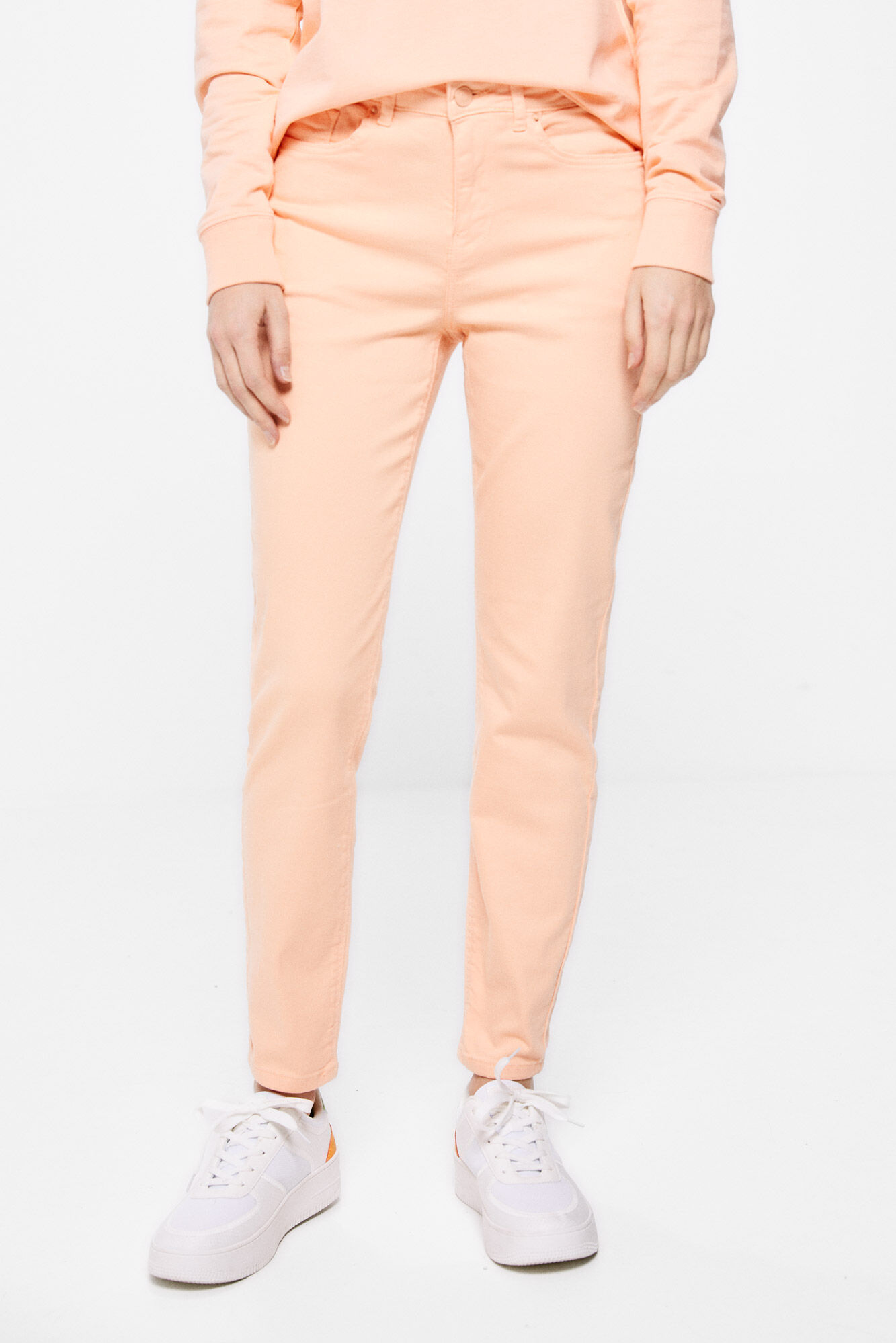 Calça jeans cropped slim tingida ecologicamente - coral
