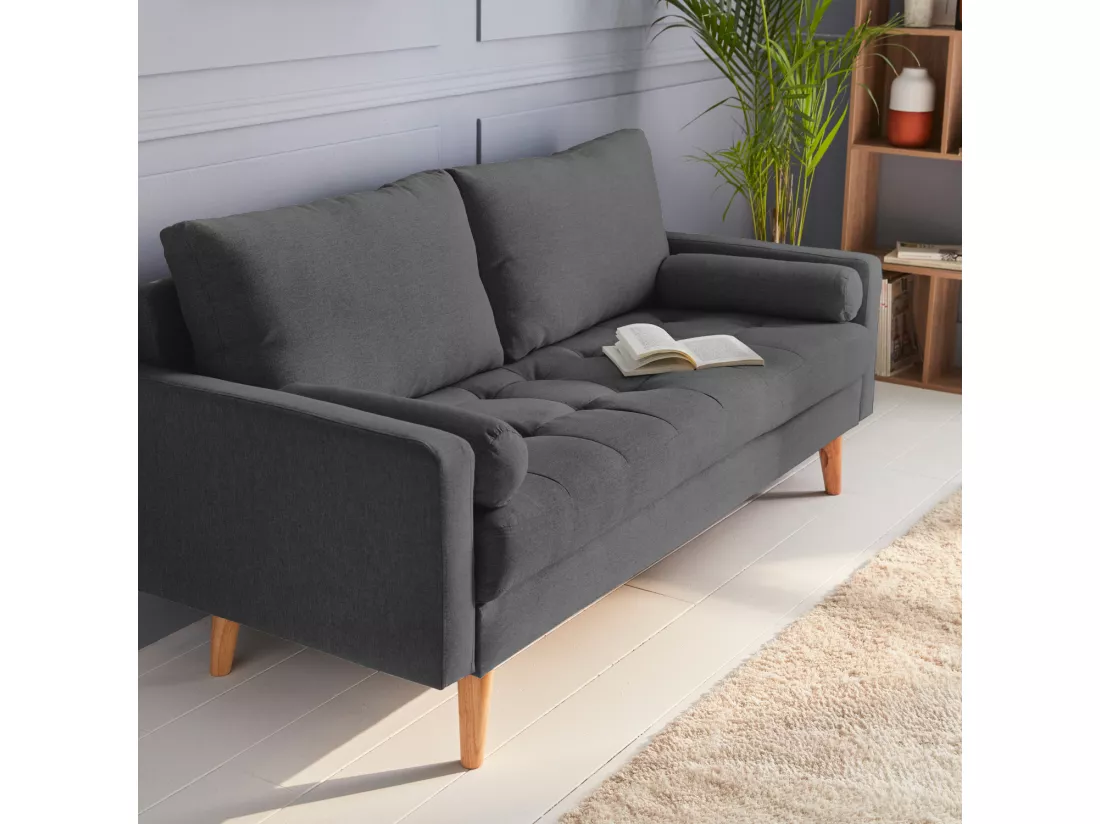 Canapé en tissu gris foncé. 3 places scandinave fixe. droit. pieds bois