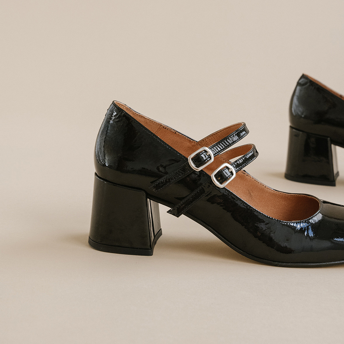 Babies à talons moyens et brides à boucles  en vernis plissé noir