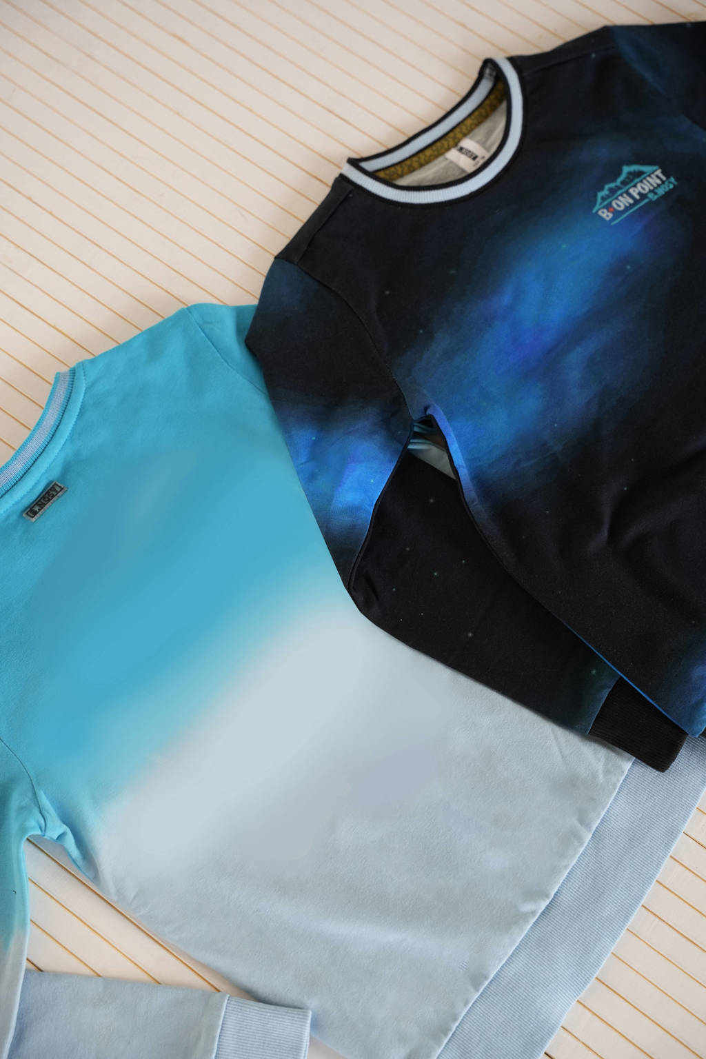 B.Nosy dip-dye sweater Stephan helderblauw/lichtblauw