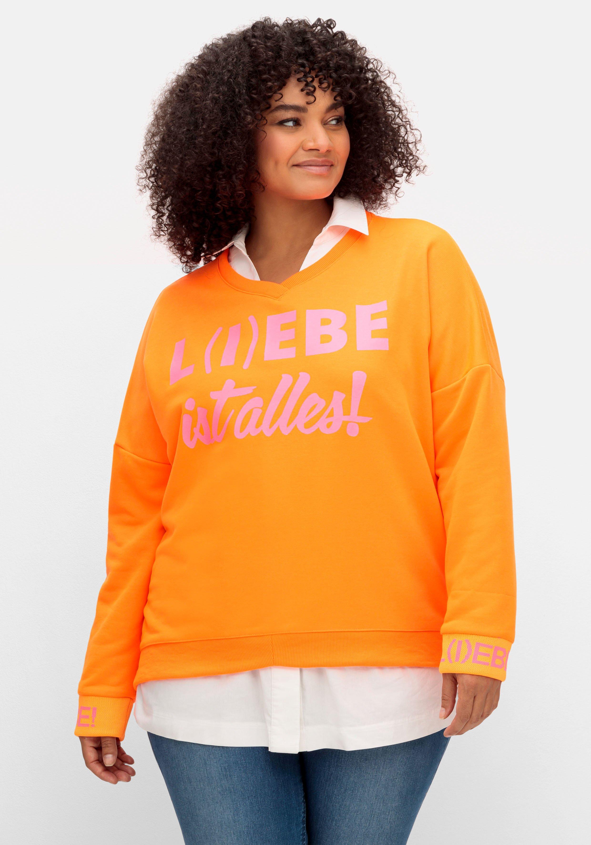 Sweatshirt mit Wordingprints und V-Ausschnitt