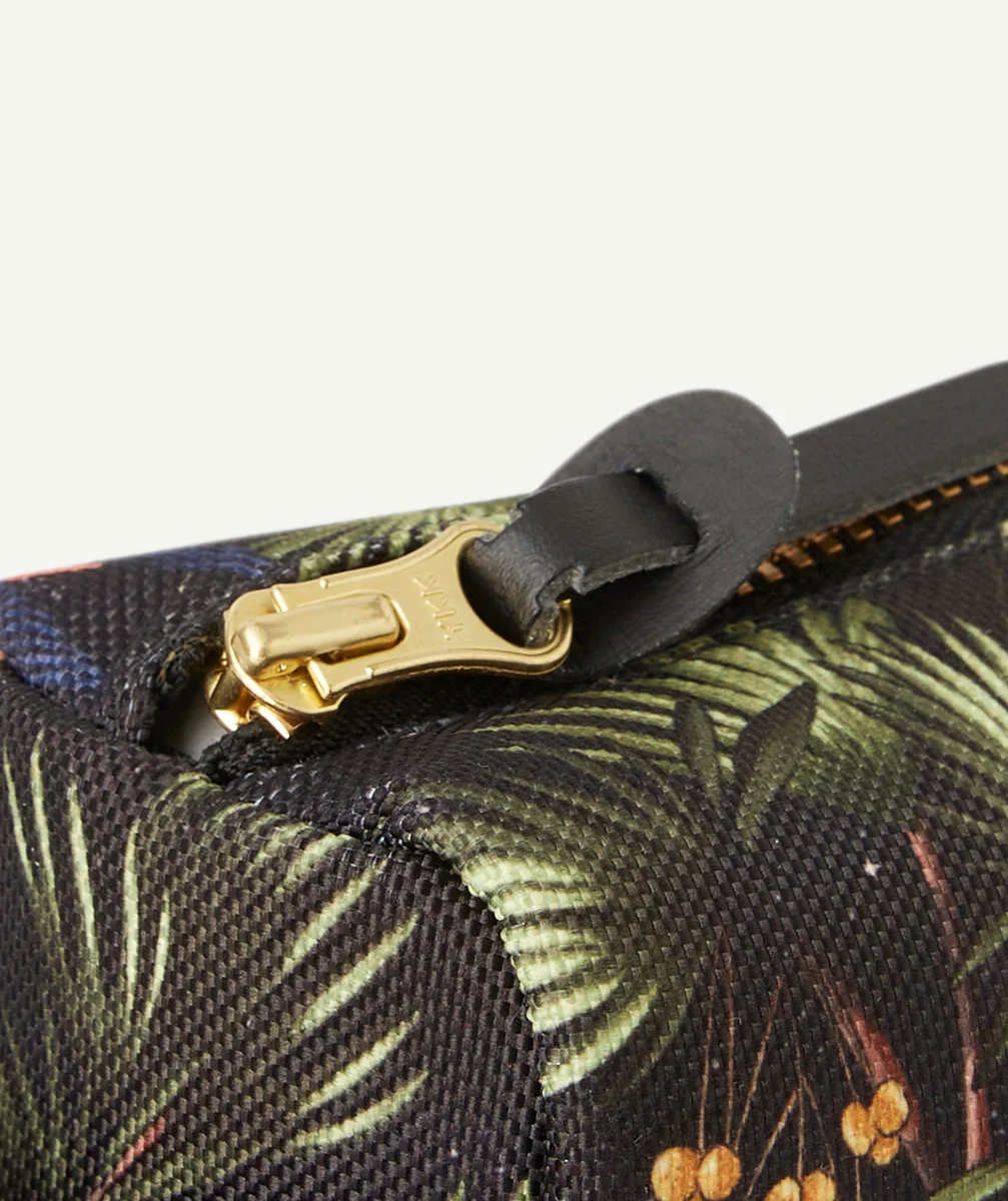 WOUFTROUSSE EN FIBRES RECYCLÉES ET IMPRIMÉE TROPICAL 21 X 7 X 7 CM