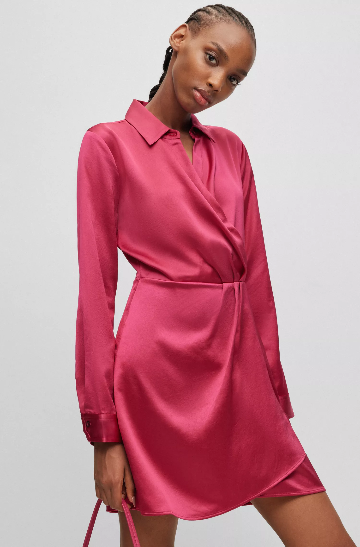 Vestido HUGO vermelho de mangas compridas em cetim com frente transpassada.