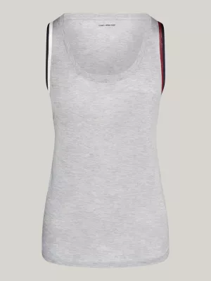 Regata esportiva com detalhes contrastantes