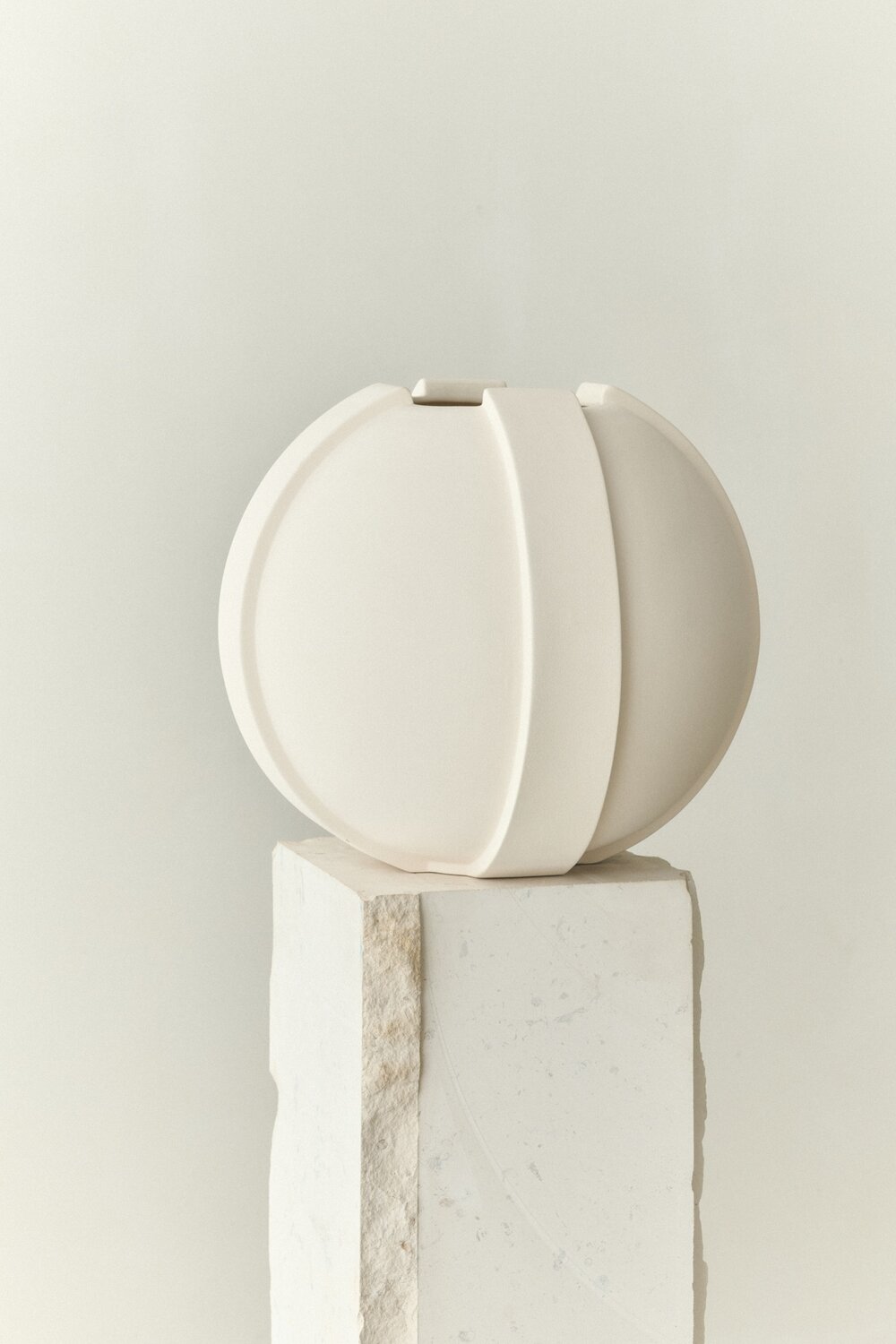 Louise Roe  VINCI Vase 02, Raw White - H39 cm.