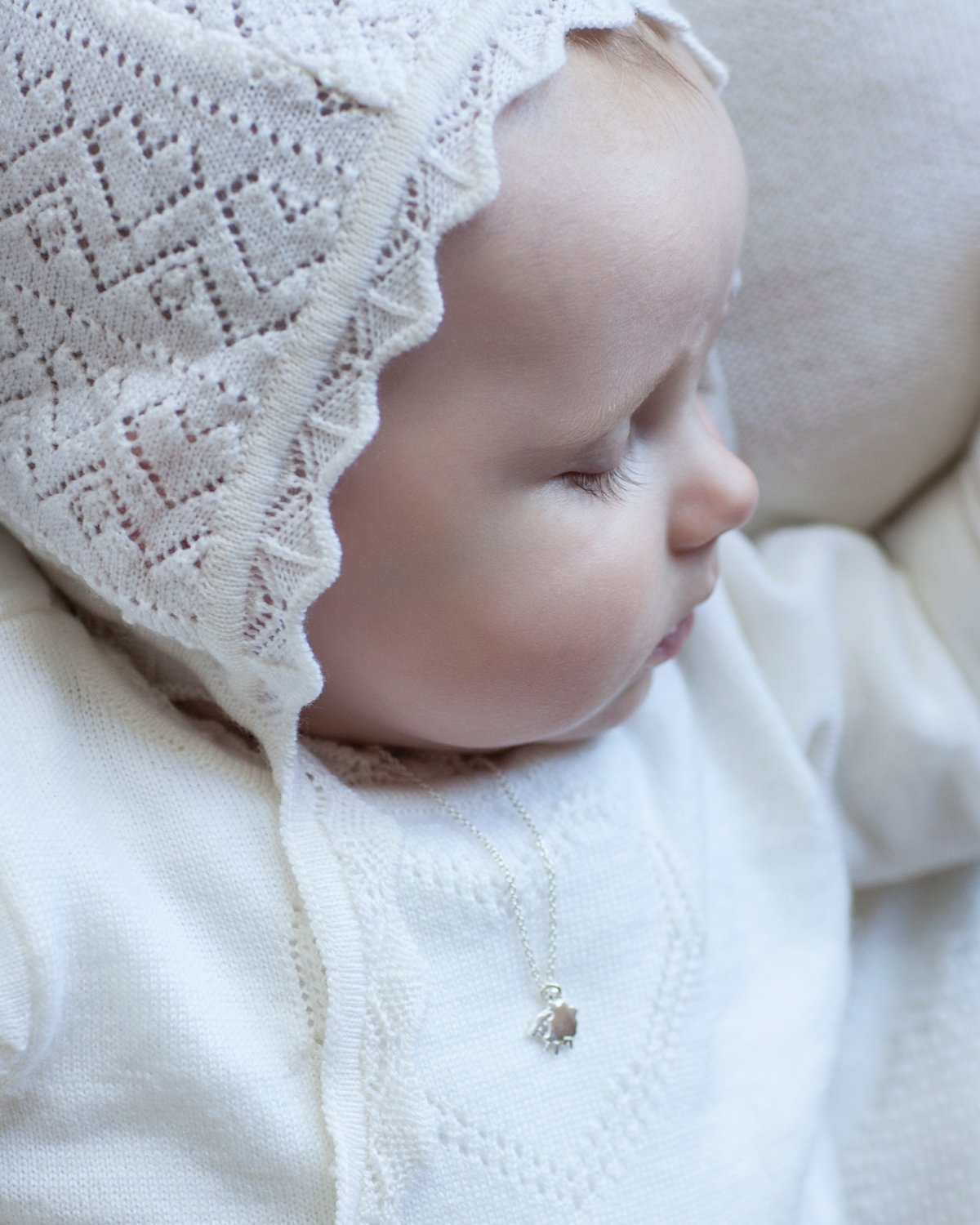 Babylue / Dåpslue – 100% Merino, m/ Mønster | Kyse