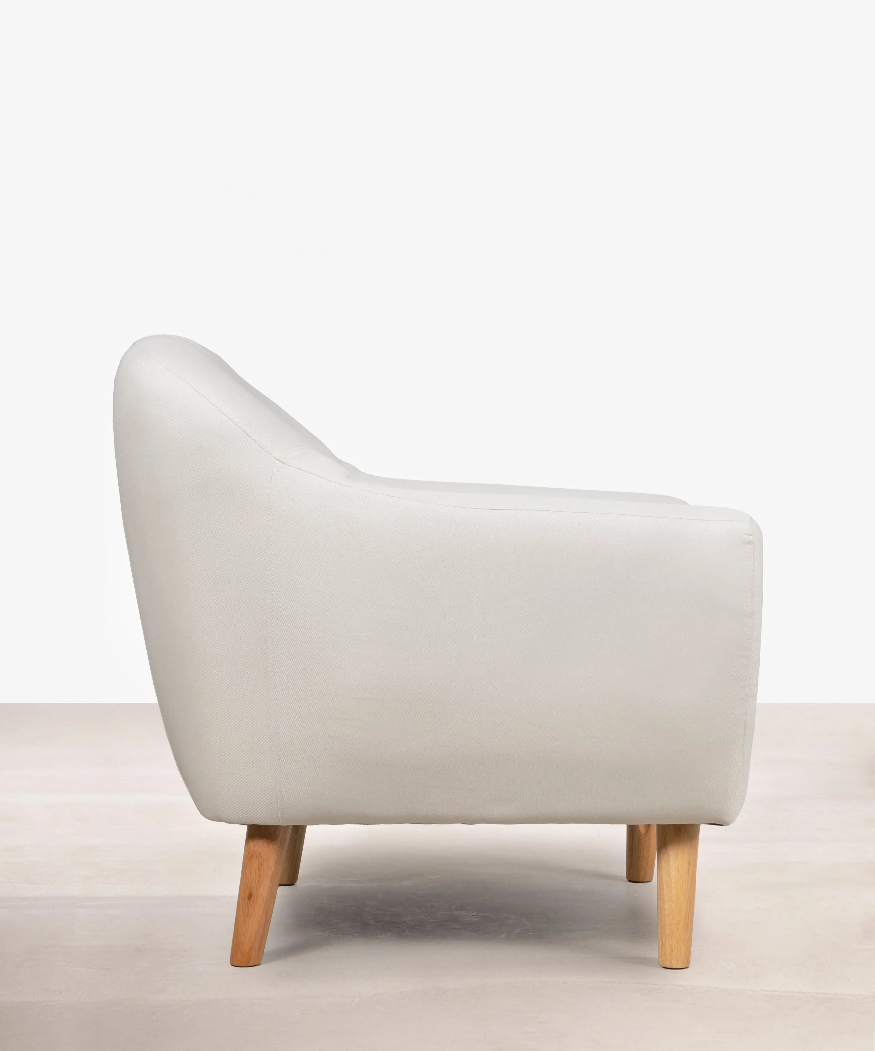 Sillón en Poliéster y Lino con Madera Skandic