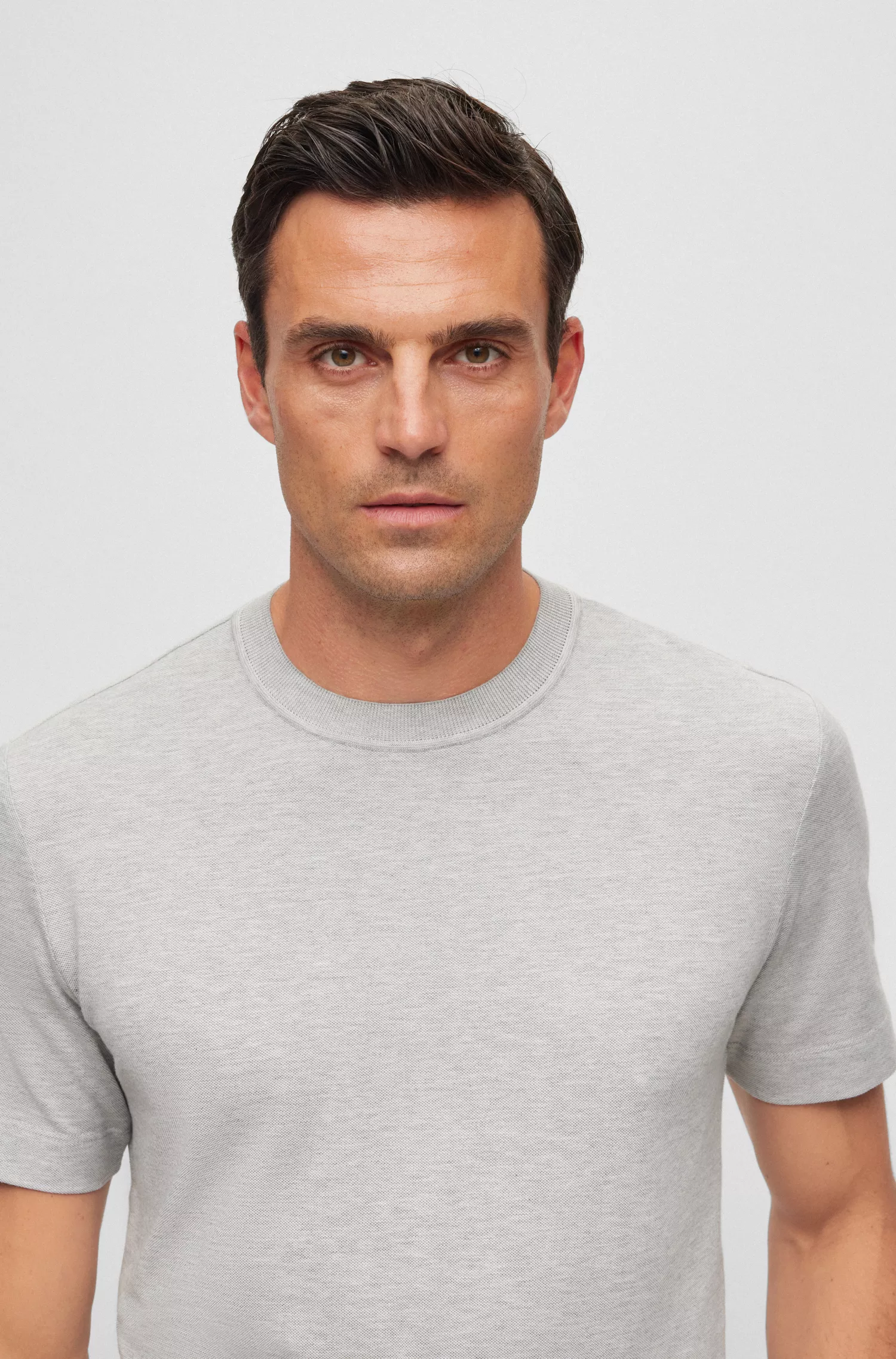 Camiseta BOSS em camurça, algodão e cashmere com acabamento mercerizado.
