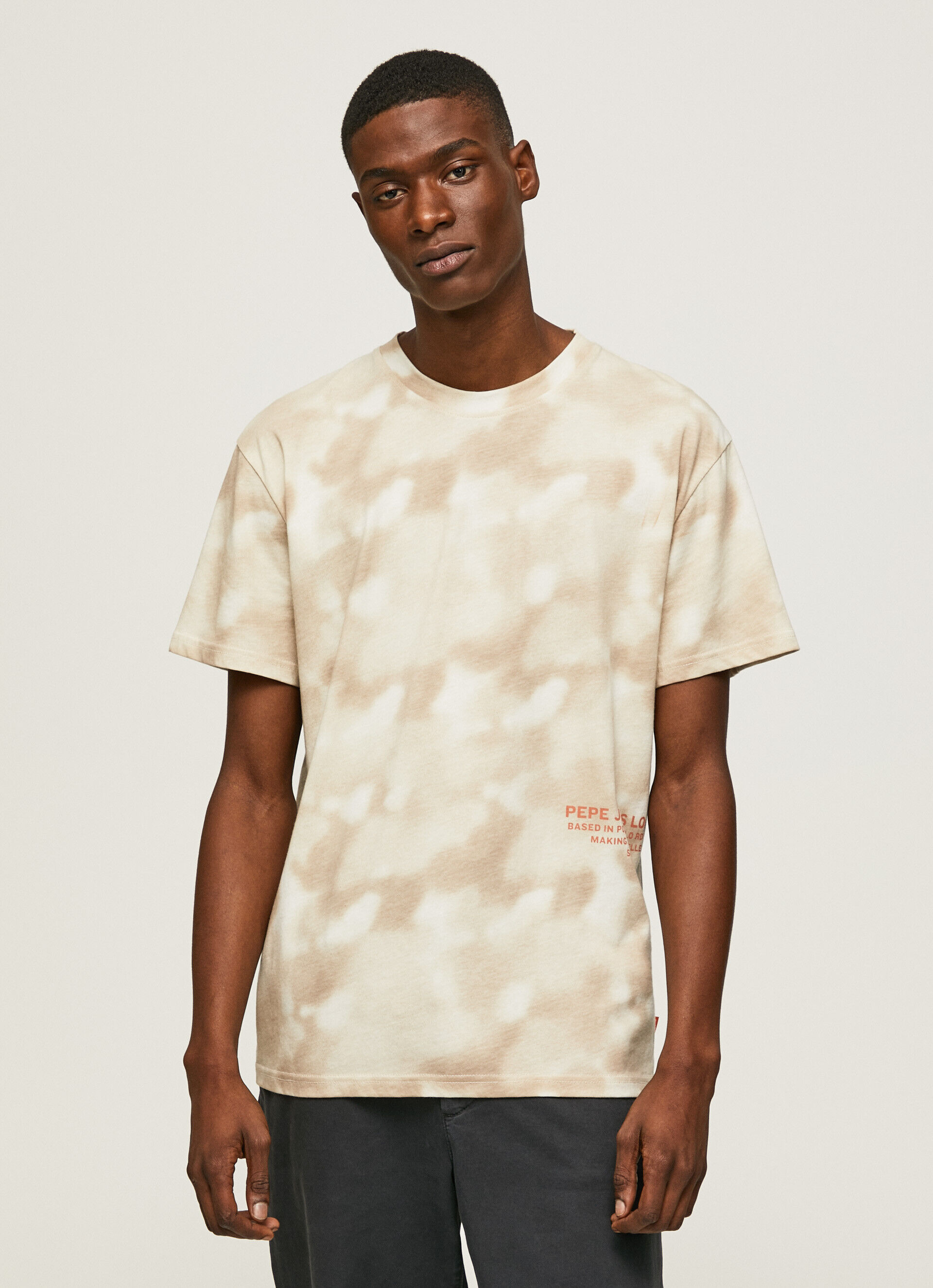 CAMISETA COM ESTAMPA CAMUFLADA - bege malte