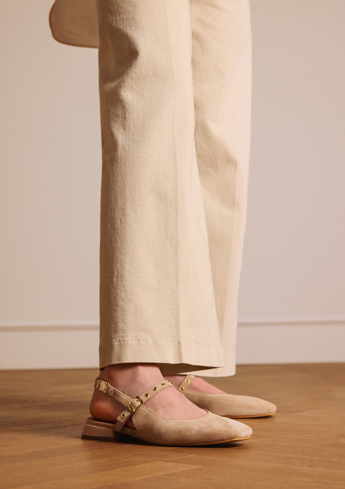 Beige suède slingbacks