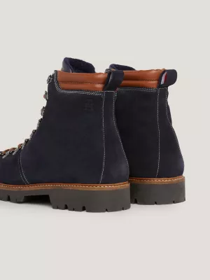 Botas de camurça com cadarço e travas