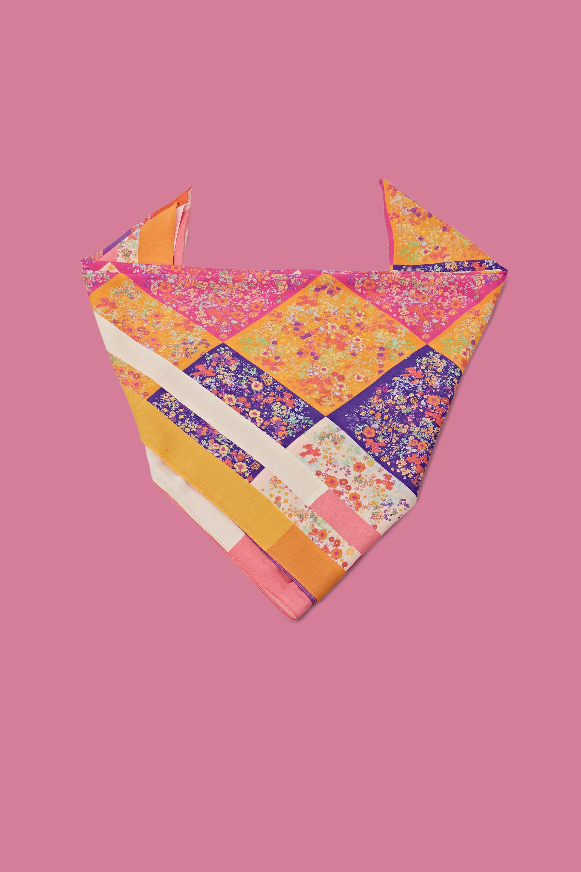 Foulard carré animé d’un motif floral multicolore