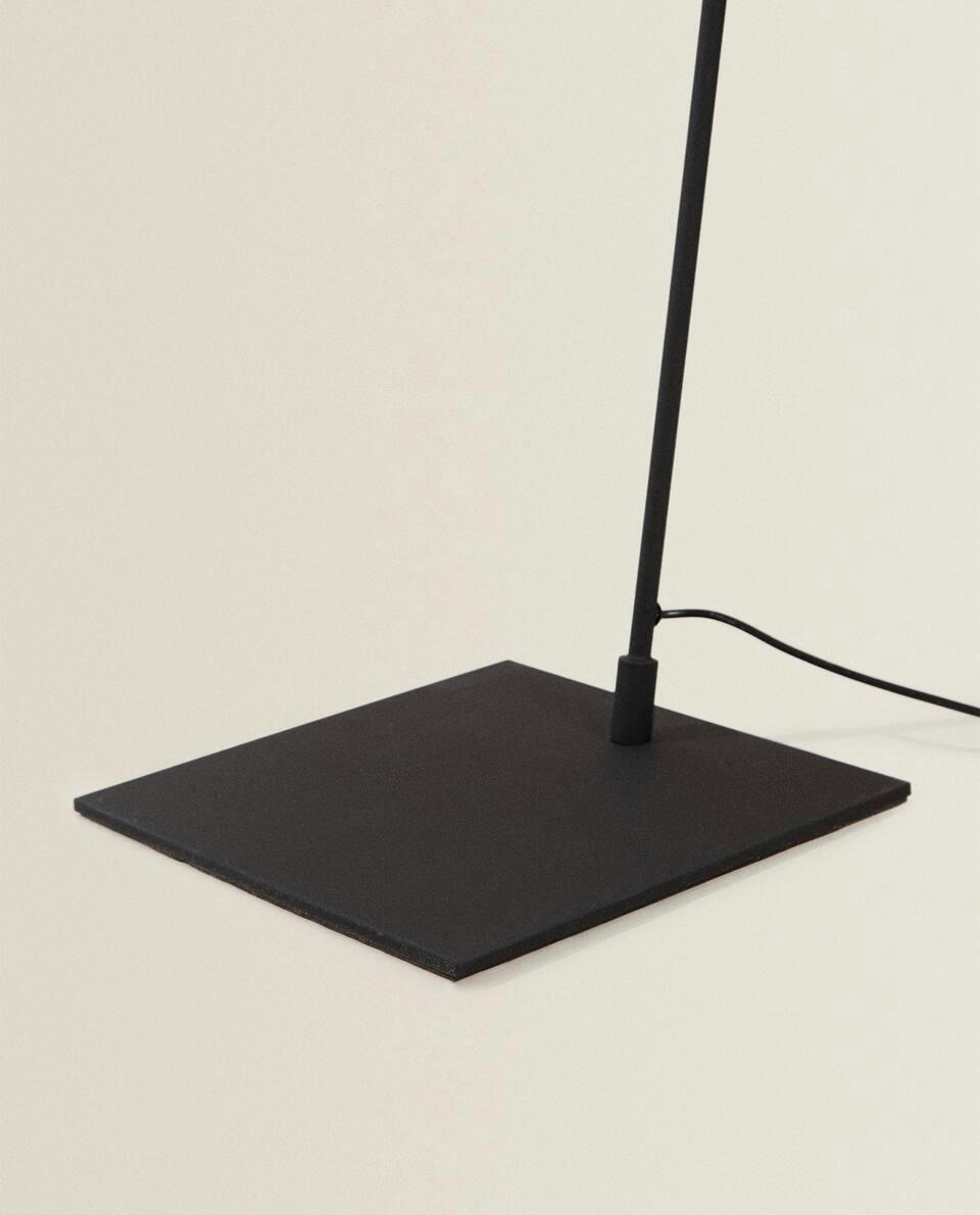 LUMINÁRIA DE METAL COM HASTE DE LED
