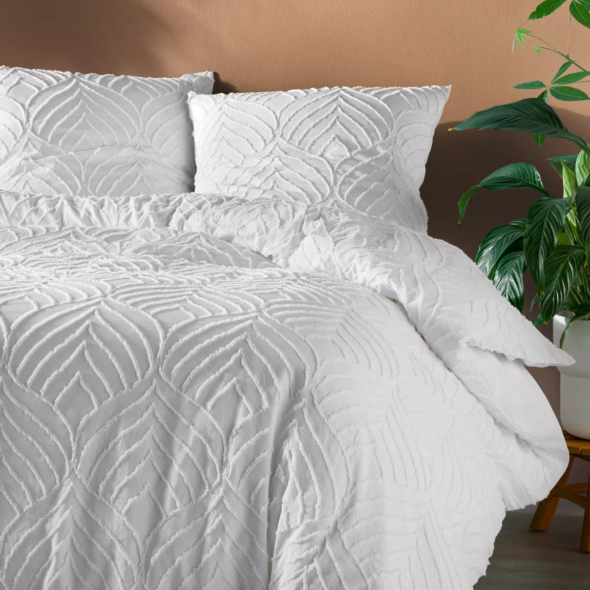 Housse de couette et deux taies microfibre tuftée (260 x 240 cm) Heltie Blanche