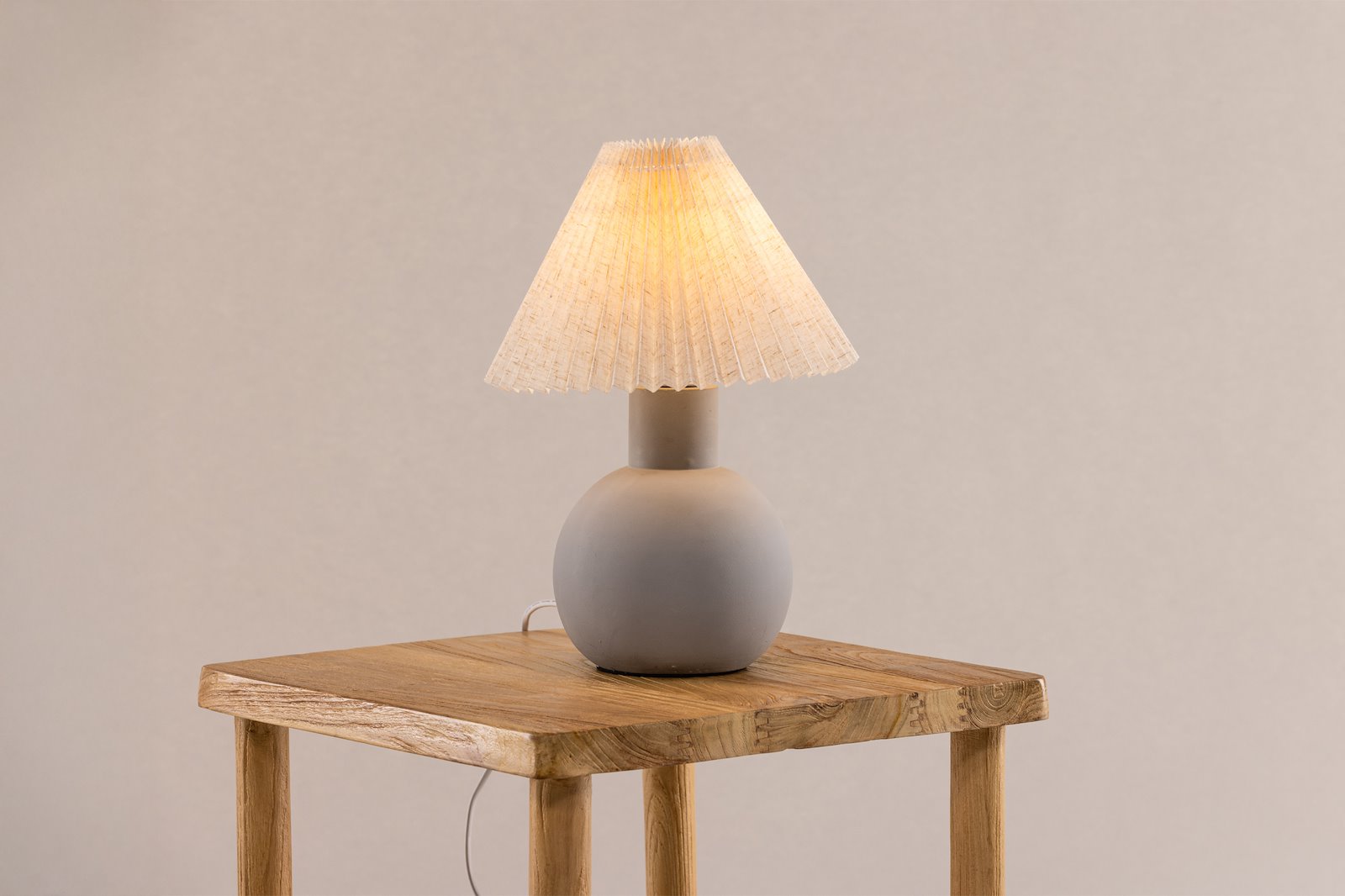 Alvsborg bordlampe Betong fot med lampeskjerm i lin