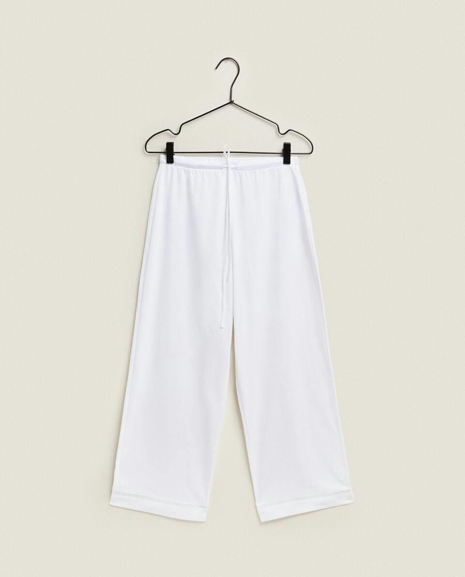 Calça cropped com detalhes em renda