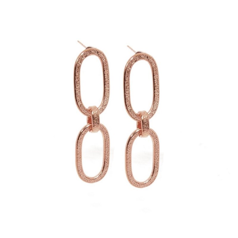 Boucles d'oreilles pendantes en plaqué or rose faites à la main avec deux mailles - Bijou de créateur