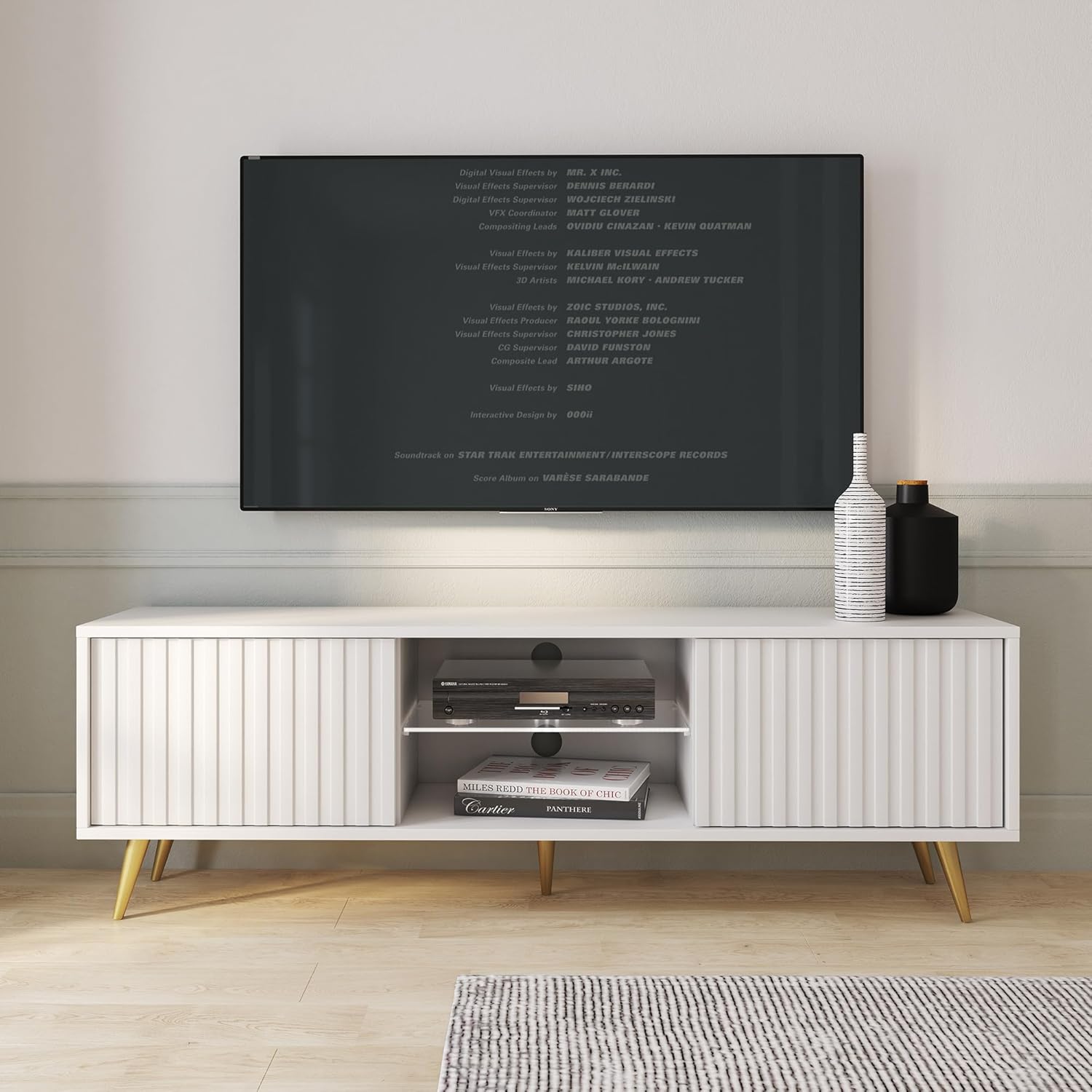 Selsey TV Schrank Board Sideboard Fernsehtisch Fernsehschrank Mit Lamellen 135 cm Goldene Beine Weiß Bello