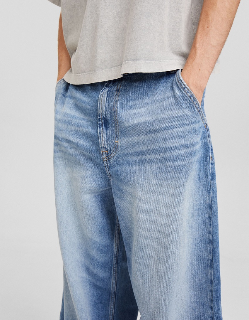 calça jeans estilo skater com efeito desbotado
